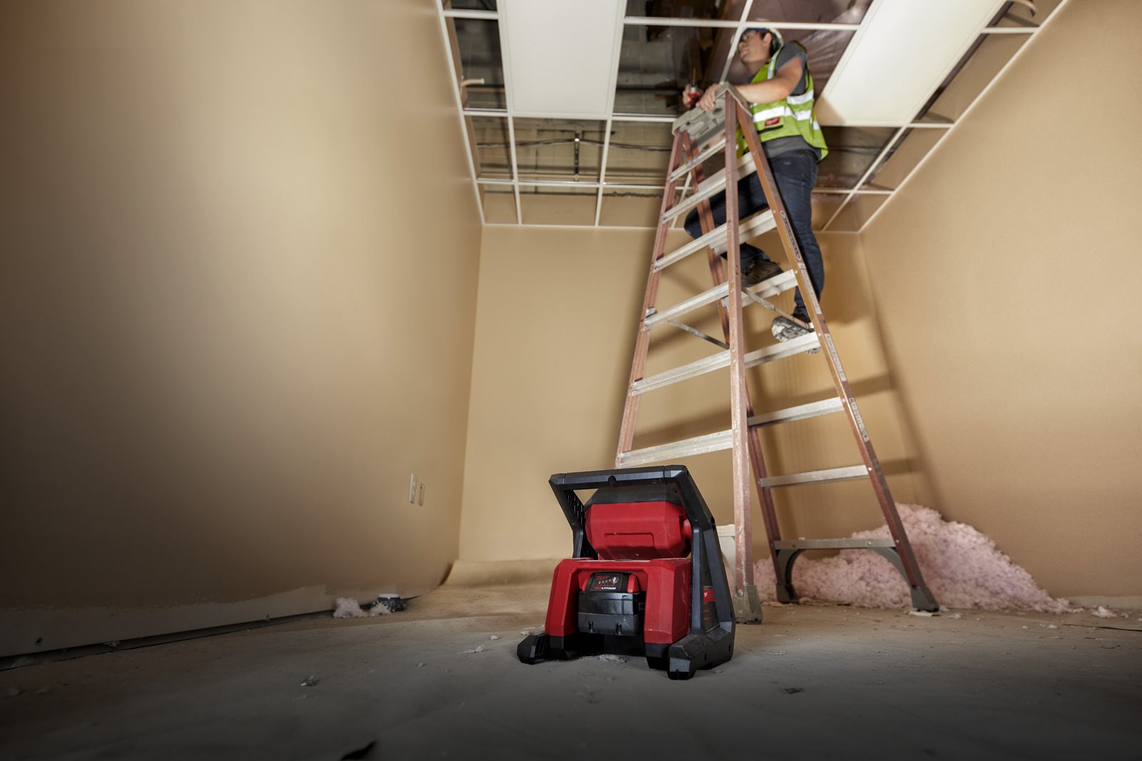 Proiector led de înaltă performanță M18 Milwaukee M18 HOAL-0 - in utilizare 2