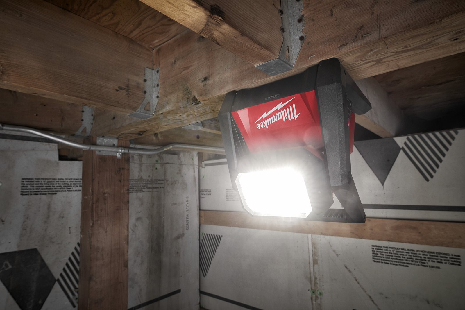 Proiector led de înaltă performanță M18 Milwaukee M18 HOAL-0 - in utilizare 3
