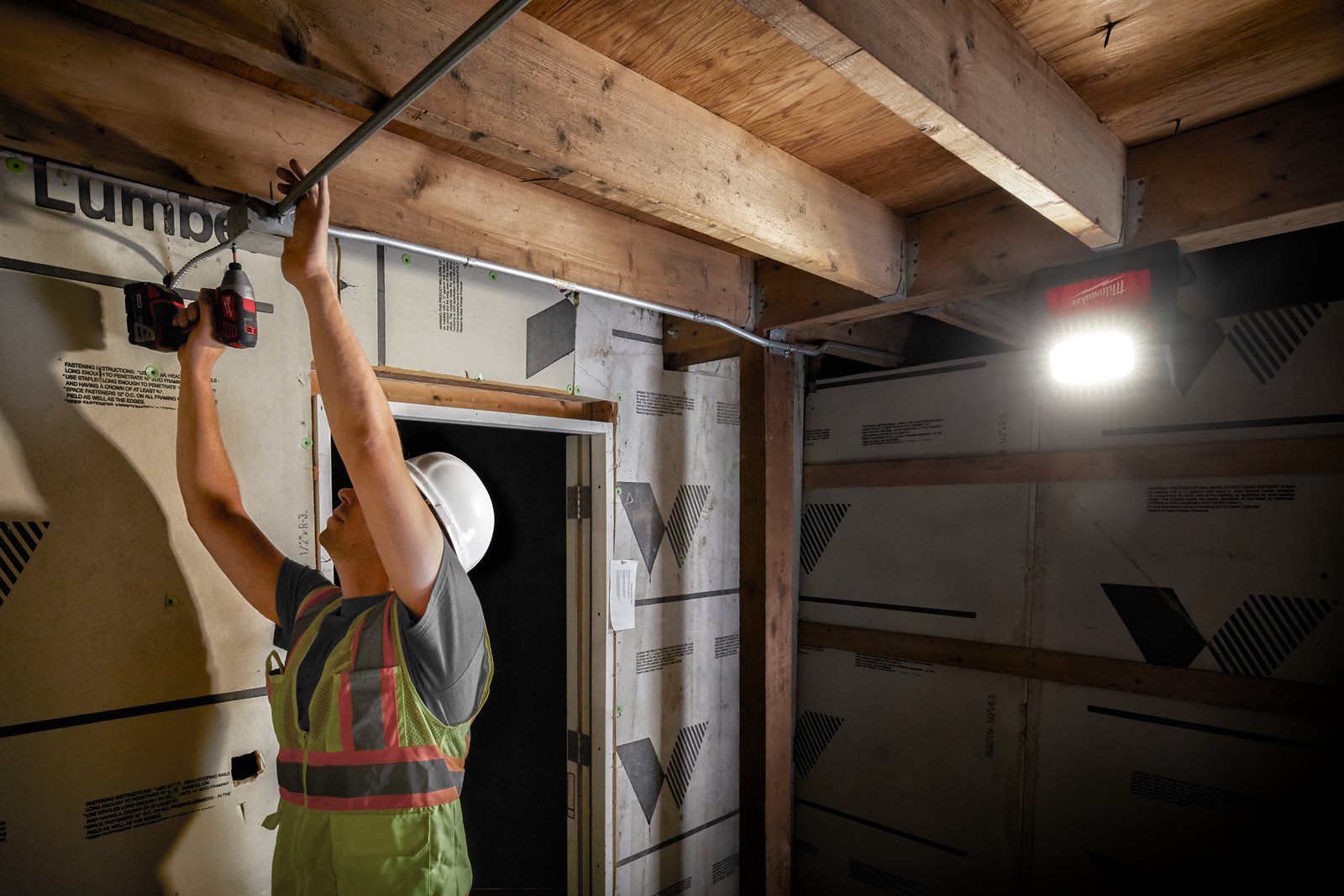 Proiector led de înaltă performanță M18 Milwaukee M18 HOAL-0 - in utilizare 4