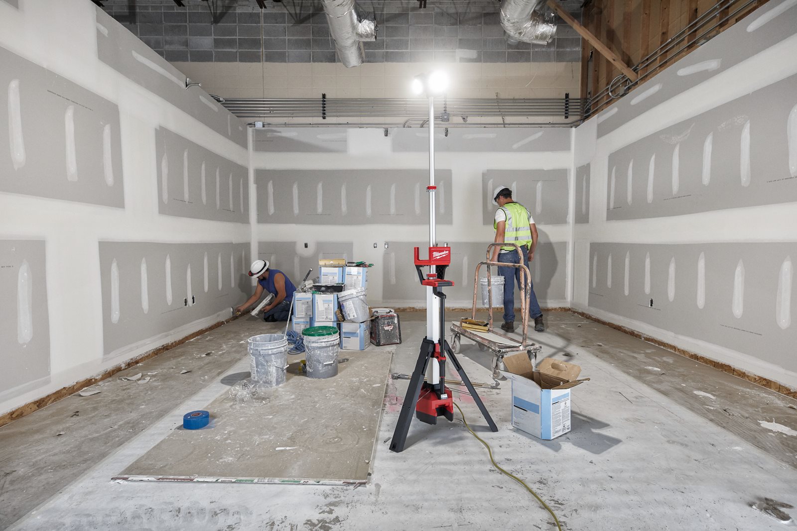Turn iluminat cu încărcător M18 Milwaukee M18 HOSALC-0 - in utilizare 1