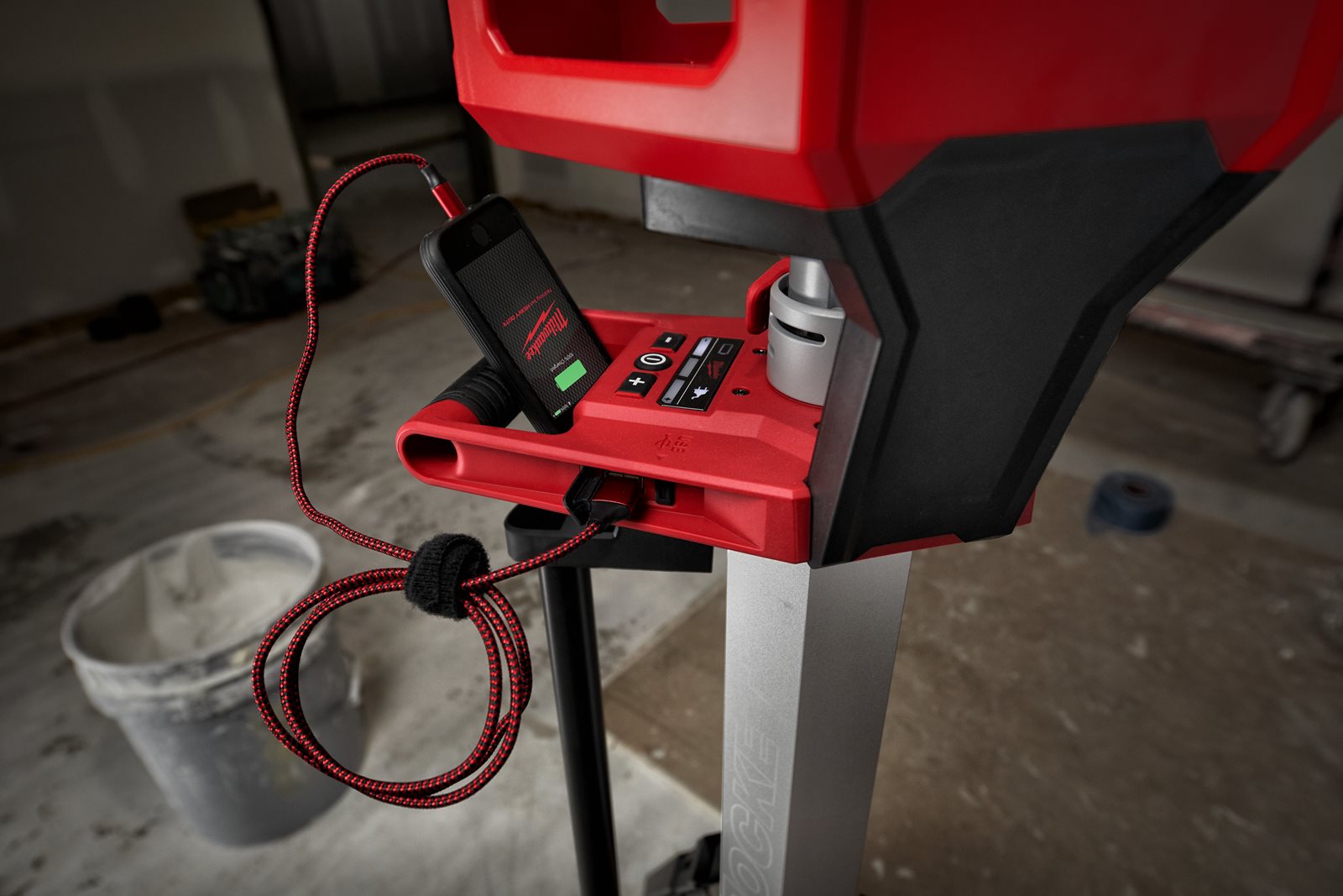 Turn iluminat cu încărcător M18 Milwaukee M18 HOSALC-0 - in utilizare 2