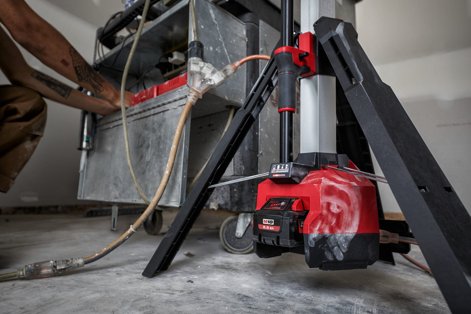 Turn iluminat cu încărcător M18 Milwaukee M18 HOSALC-0 - in utilizare 3