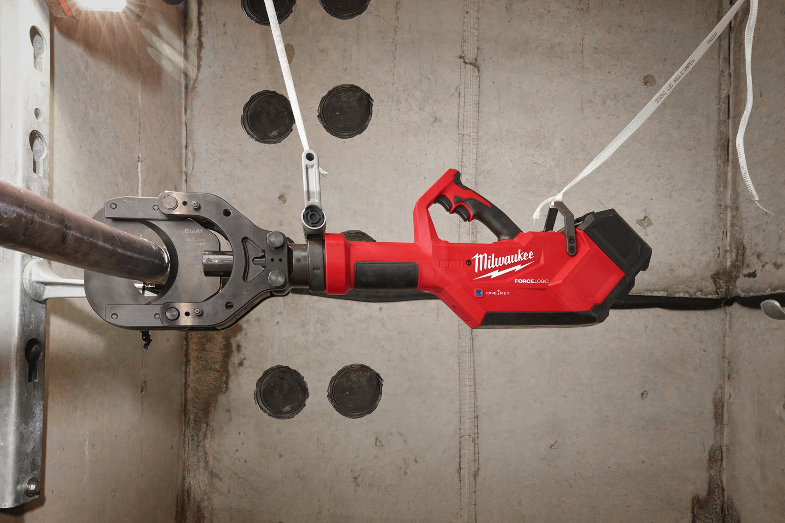 Tăietor hidraulic pentru cabluri M18 FORCE LOGIC 125 mm Milwaukee M18 HSFC125R-802C - in utilizare 1