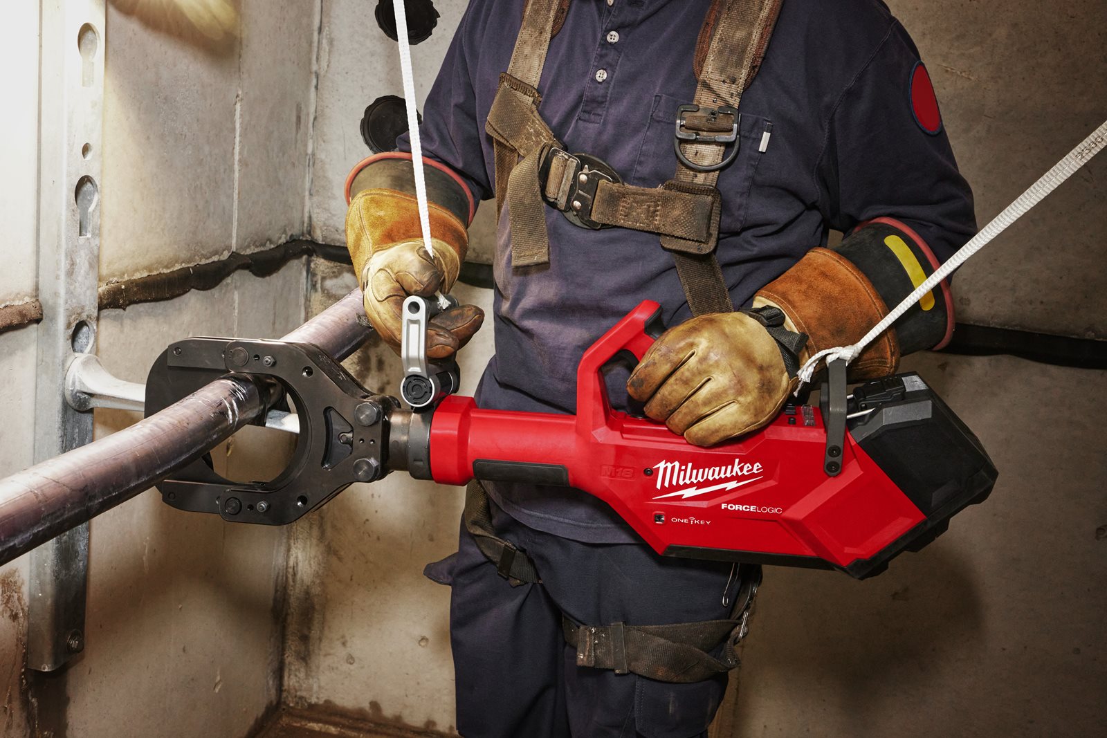 Tăietor hidraulic pentru cabluri M18 FORCE LOGIC 125 mm Milwaukee M18 HSFC125R-802C - in utilizare 2