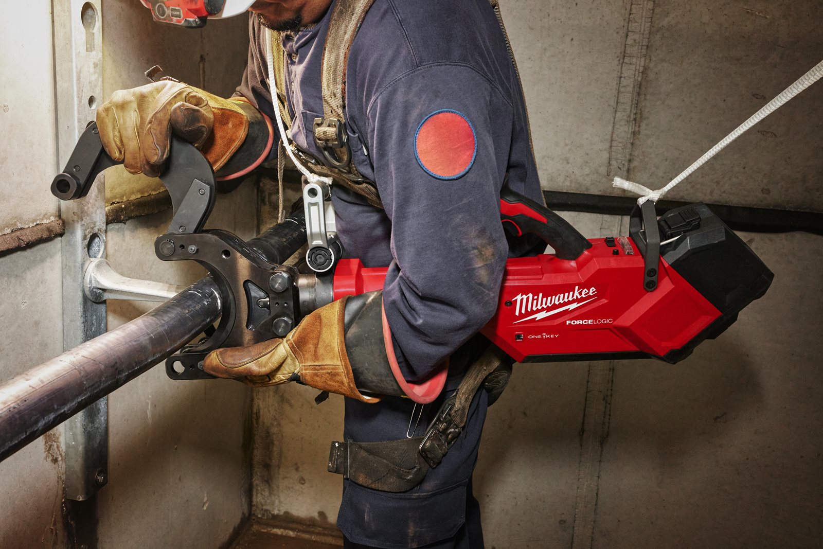 Tăietor hidraulic pentru cabluri M18 FORCE LOGIC 125 mm Milwaukee M18 HSFC125R-802C - in utilizare 3