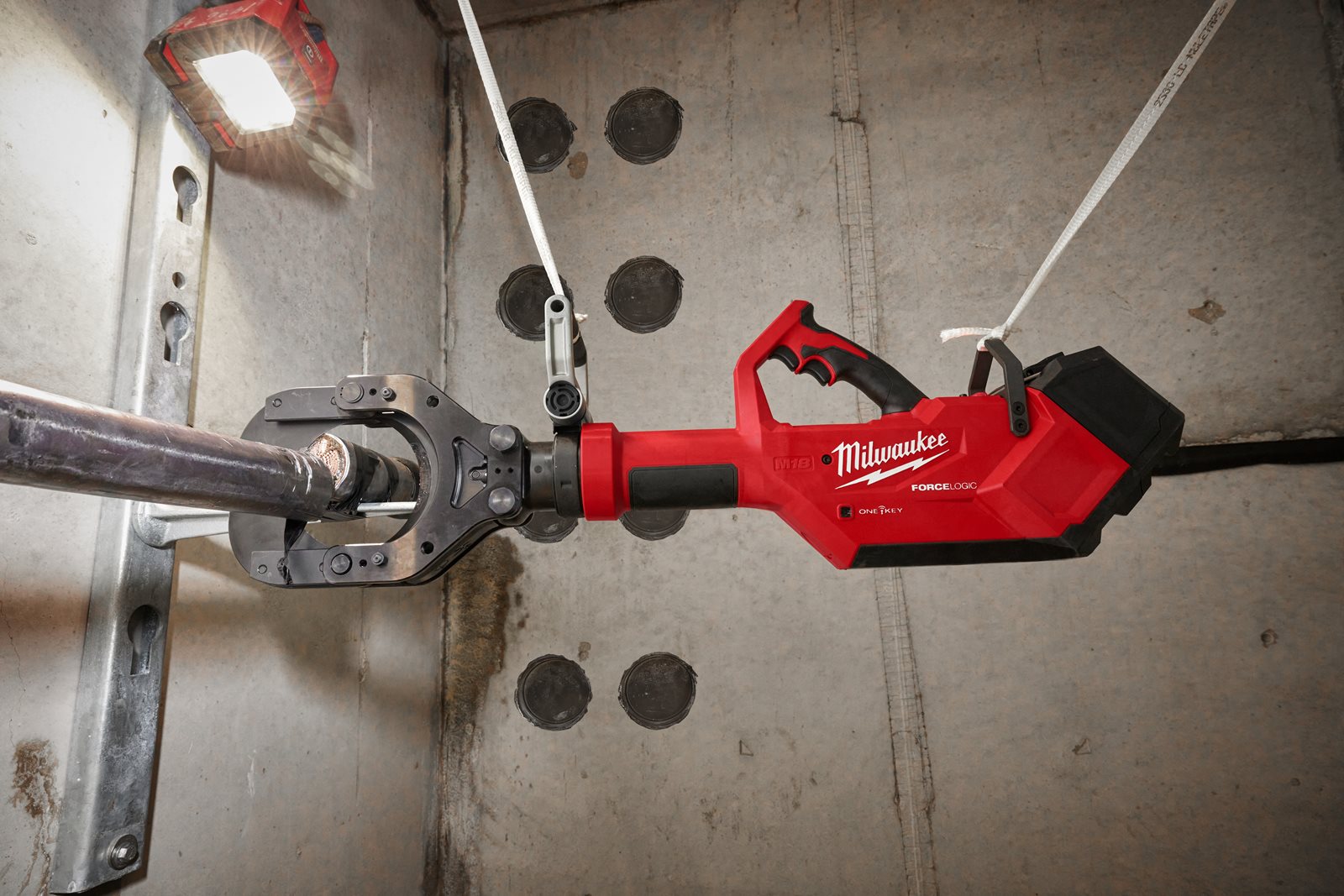 Tăietor hidraulic pentru cabluri M18 FORCE LOGIC 125 mm Milwaukee M18 HSFC125R-802C - in utilizare 4
