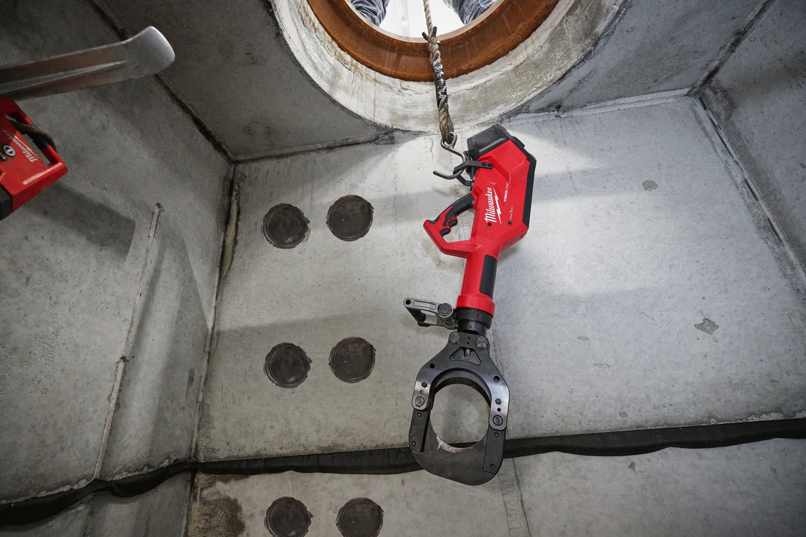 Tăietor hidraulic pentru cabluri M18 FORCE LOGIC 125 mm Milwaukee M18 HSFC125R-802C - in utilizare 5