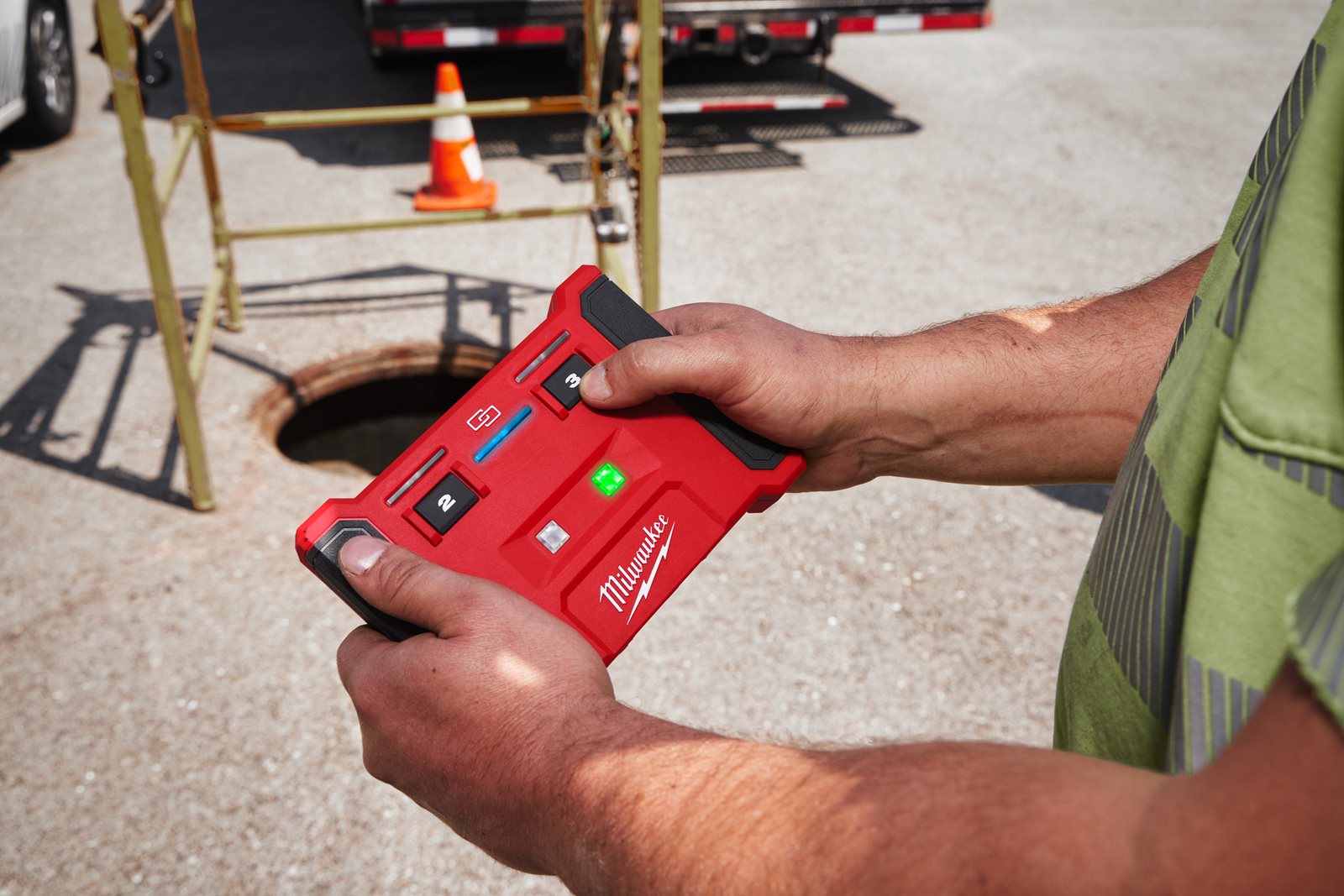 Tăietor hidraulic pentru cabluri M18 FORCE LOGIC 125 mm Milwaukee M18 HSFC125R-802C - in utilizare 6