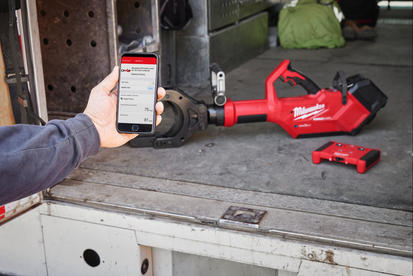 Tăietor hidraulic pentru cabluri M18 FORCE LOGIC 125 mm Milwaukee M18 HSFC125R-802C - in utilizare 8
