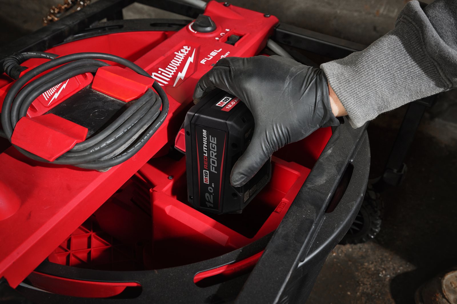 Mașină desfundare M18 cu ax flexibil de mare viteză Milwaukee M18 HSFSM-0 - in utilizare 10