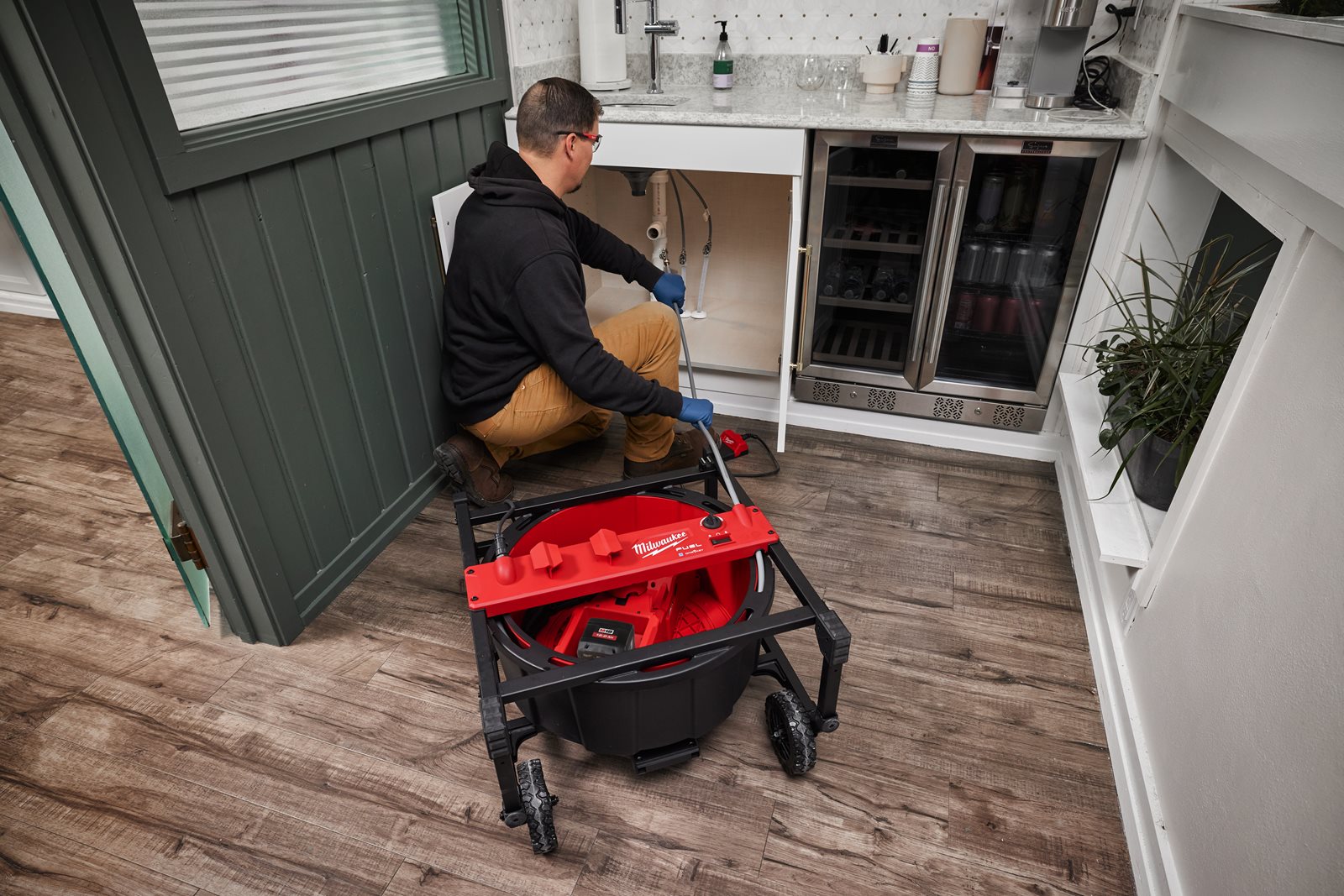 Mașină desfundare M18 cu ax flexibil de mare viteză Milwaukee M18 HSFSM-0 - in utilizare 3