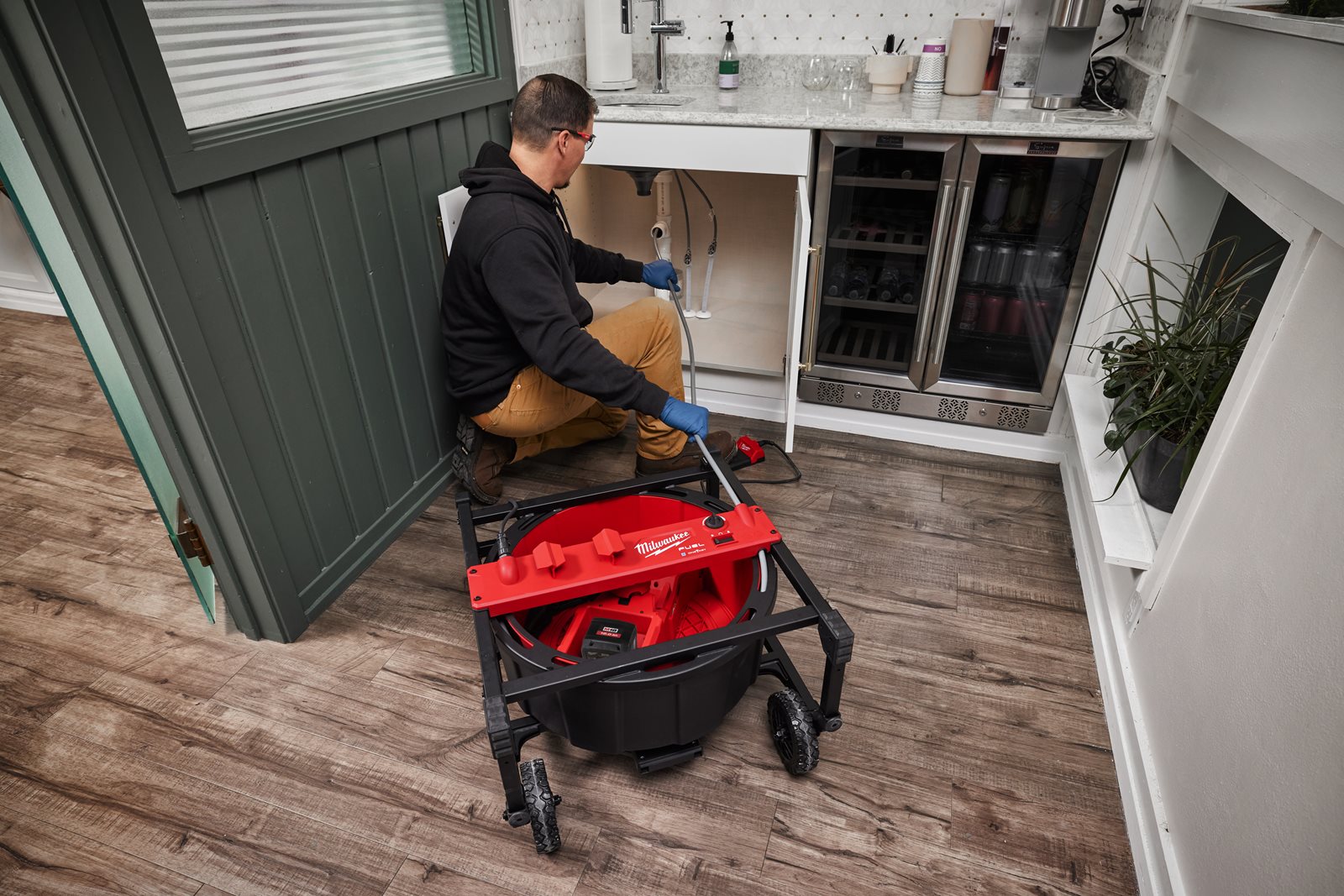Mașină desfundare M18 cu ax flexibil de mare viteză Milwaukee M18 HSFSM-0 - in utilizare 4