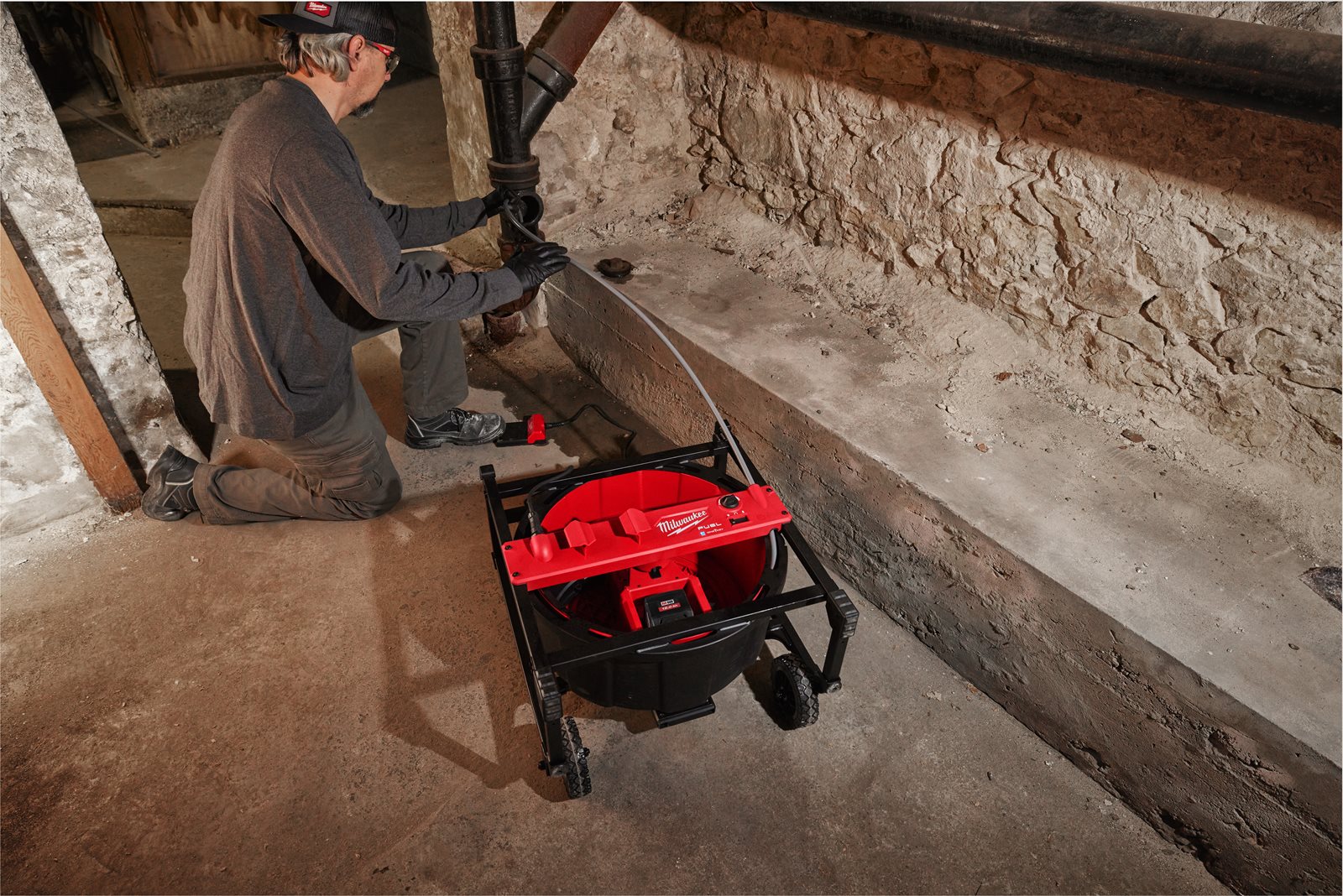 Mașină desfundare M18 cu ax flexibil de mare viteză Milwaukee M18 HSFSM-0 - in utilizare 5