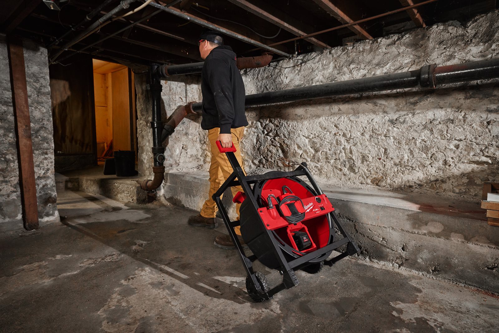Mașină desfundare M18 cu ax flexibil de mare viteză Milwaukee M18 HSFSM-0 - in utilizare 9