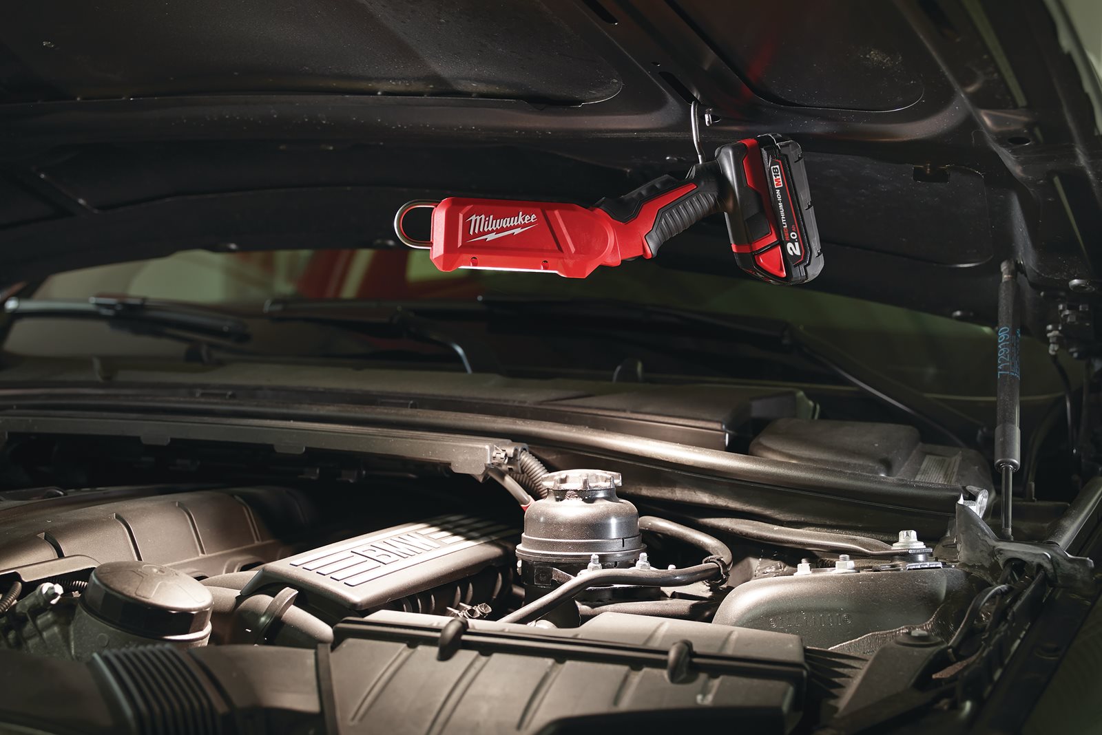 Lampă inspecție LED M18 Milwaukee M18 IL-0 - in utilizare 1
