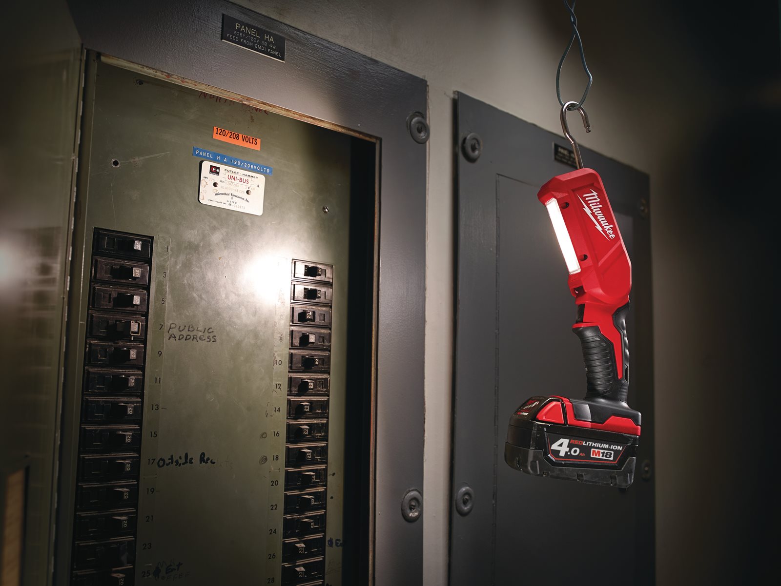 Lampă inspecție LED M18 Milwaukee M18 IL-0 - in utilizare 3