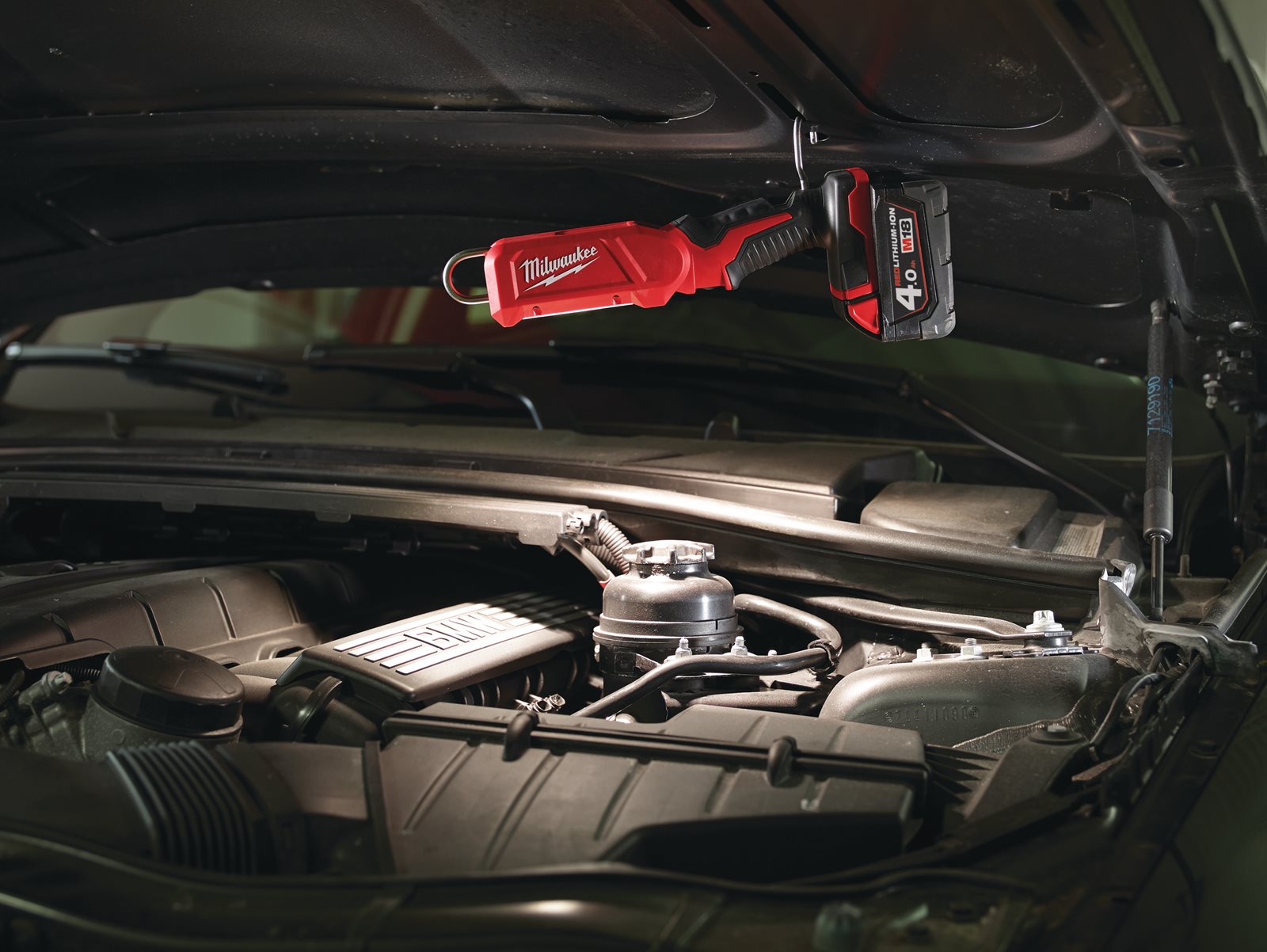 Lampă inspecție LED M18 Milwaukee M18 IL-0 - in utilizare 4