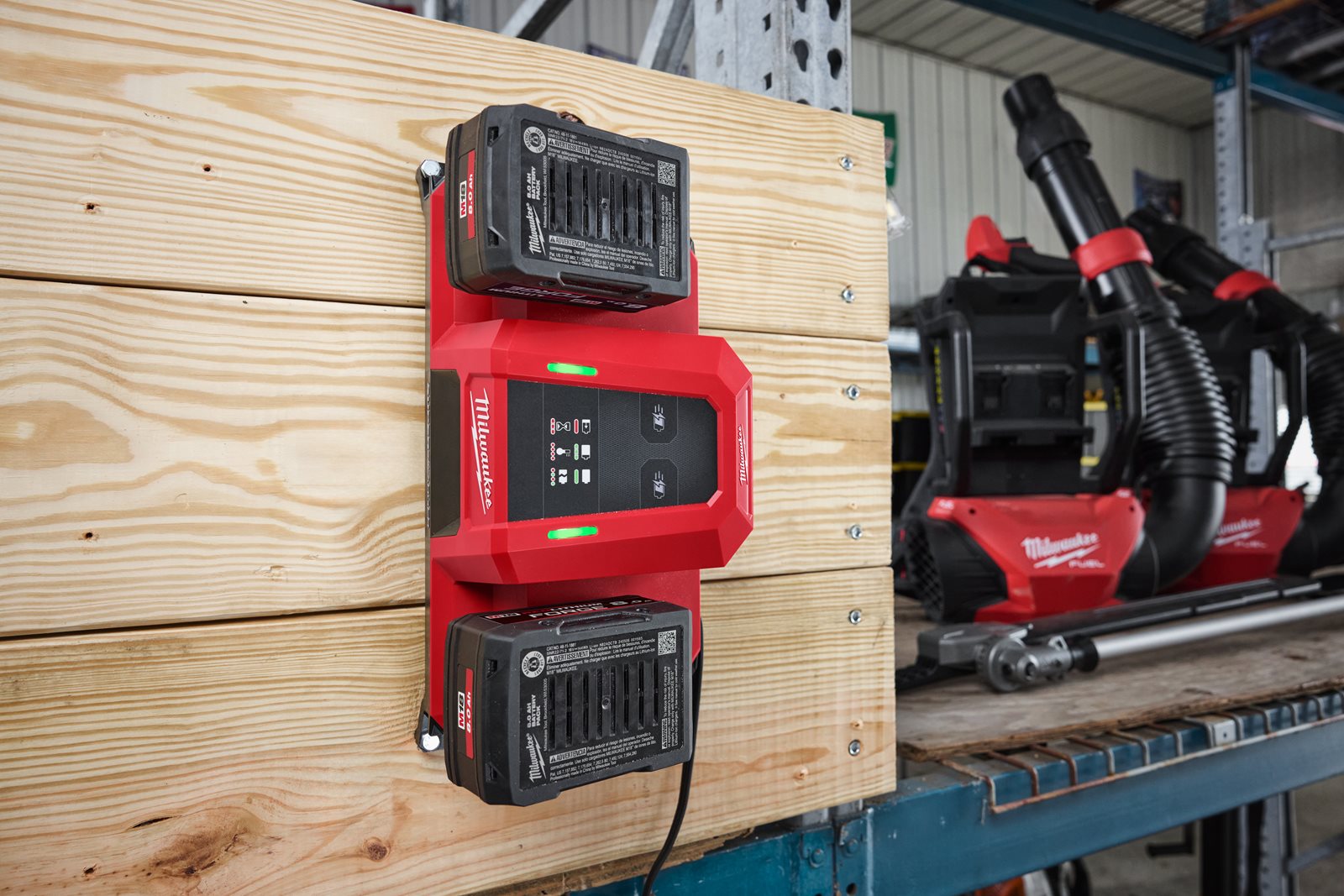 Încărcător super rapid M18 cu două porturi Milwaukee M18 MDBSC - in utilizare 1