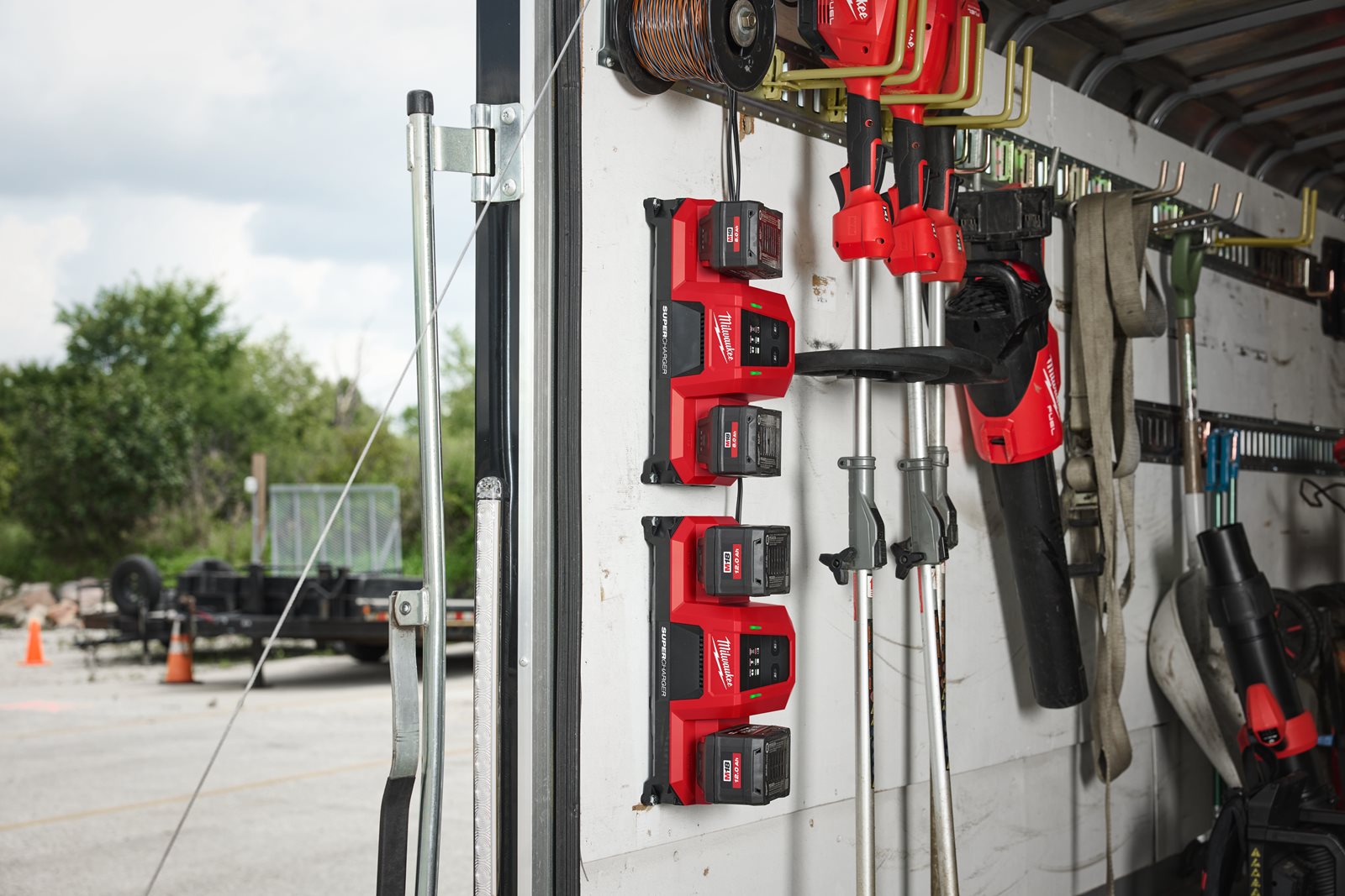 Încărcător super rapid M18 cu două porturi Milwaukee M18 MDBSC - in utilizare 2