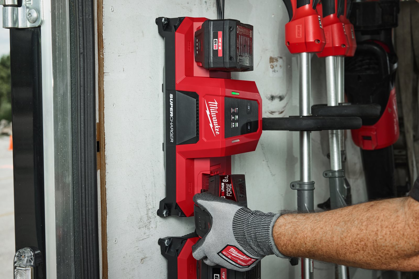 Încărcător super rapid M18 cu două porturi Milwaukee M18 MDBSC - in utilizare 3