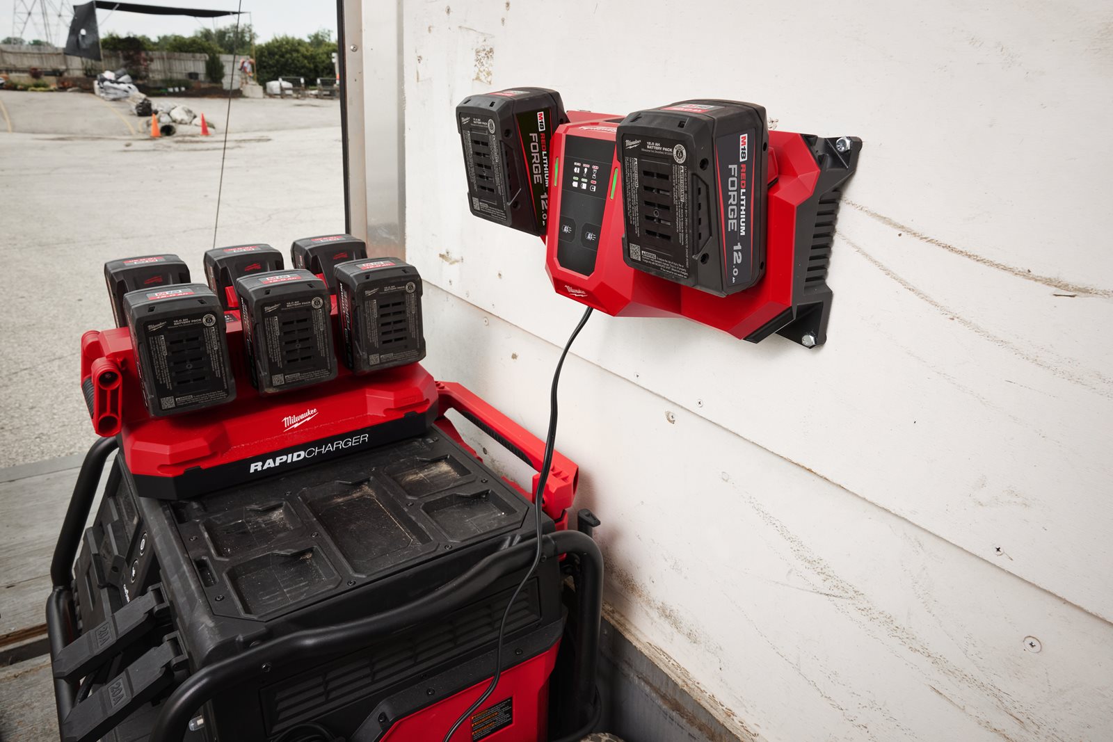 Încărcător super rapid M18 cu două porturi Milwaukee M18 MDBSC - in utilizare 4