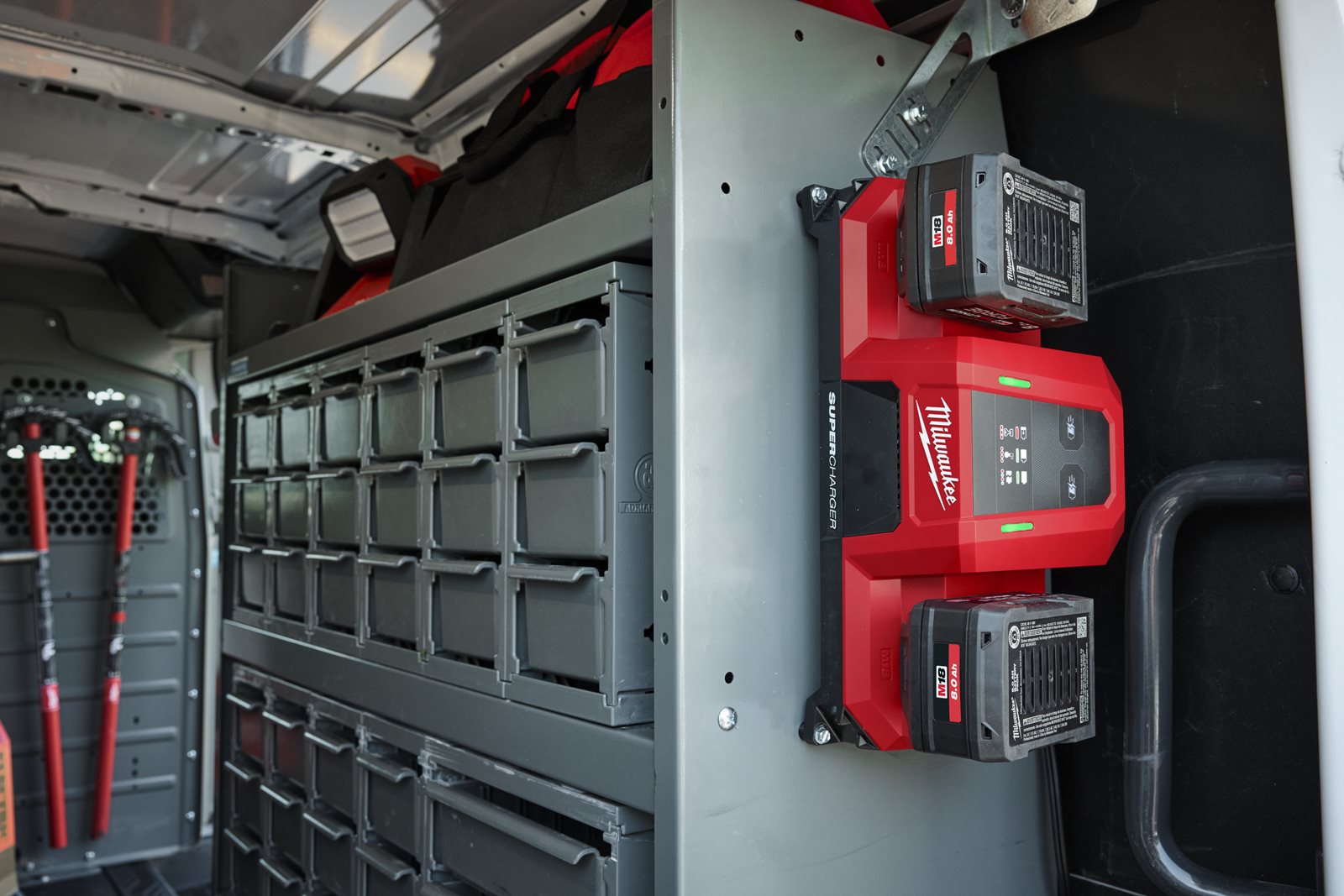 Încărcător super rapid M18 cu două porturi Milwaukee M18 MDBSC - in utilizare 5