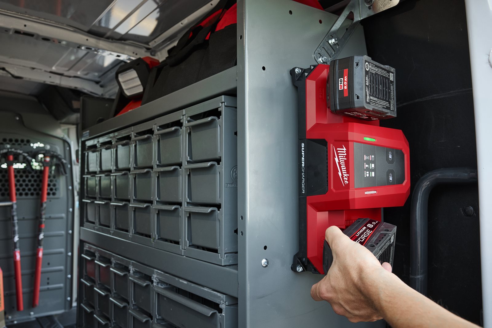 Încărcător super rapid M18 cu două porturi Milwaukee M18 MDBSC - in utilizare 6