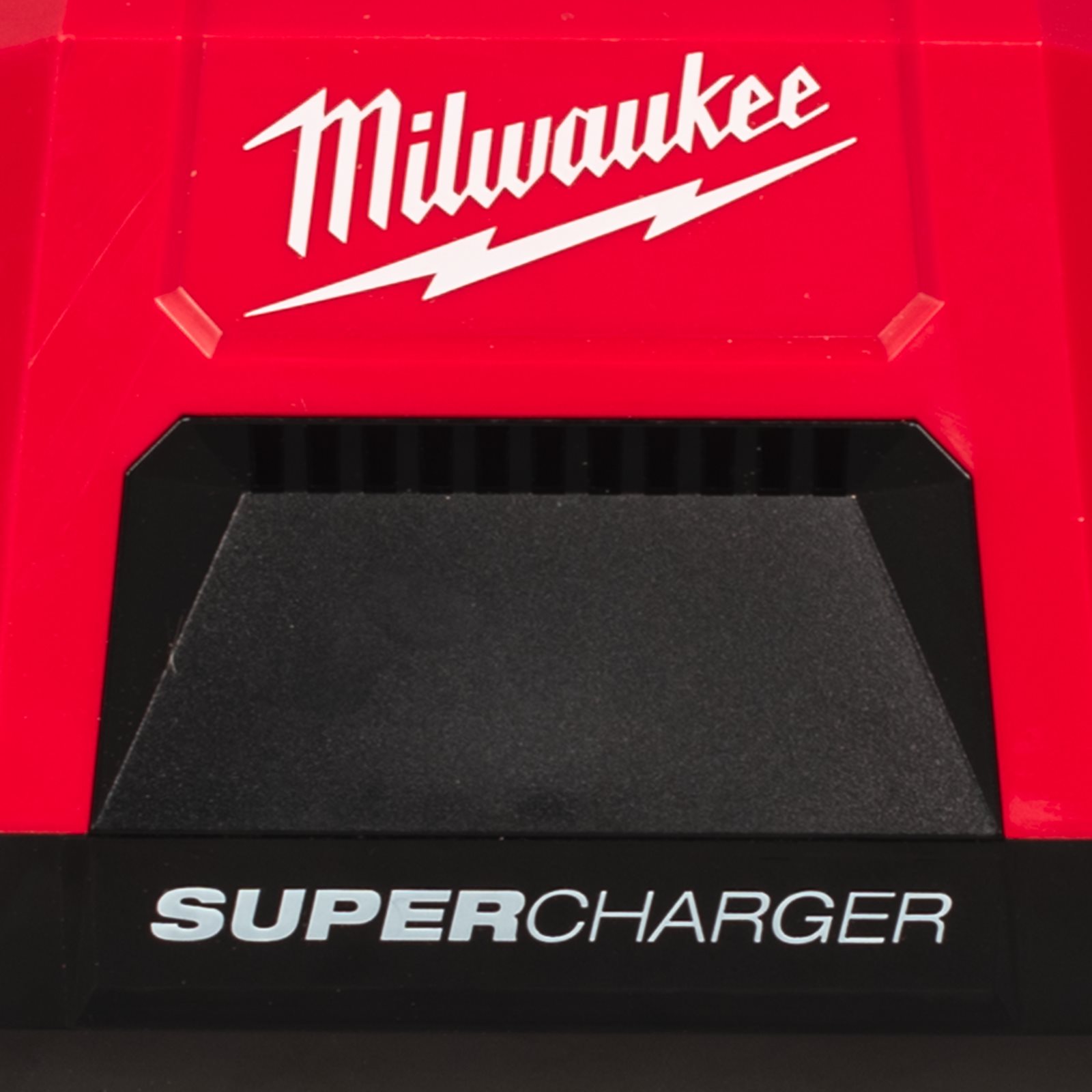 Încărcător super rapid M18 cu două porturi Milwaukee M18 MDBSC - detaliu 1