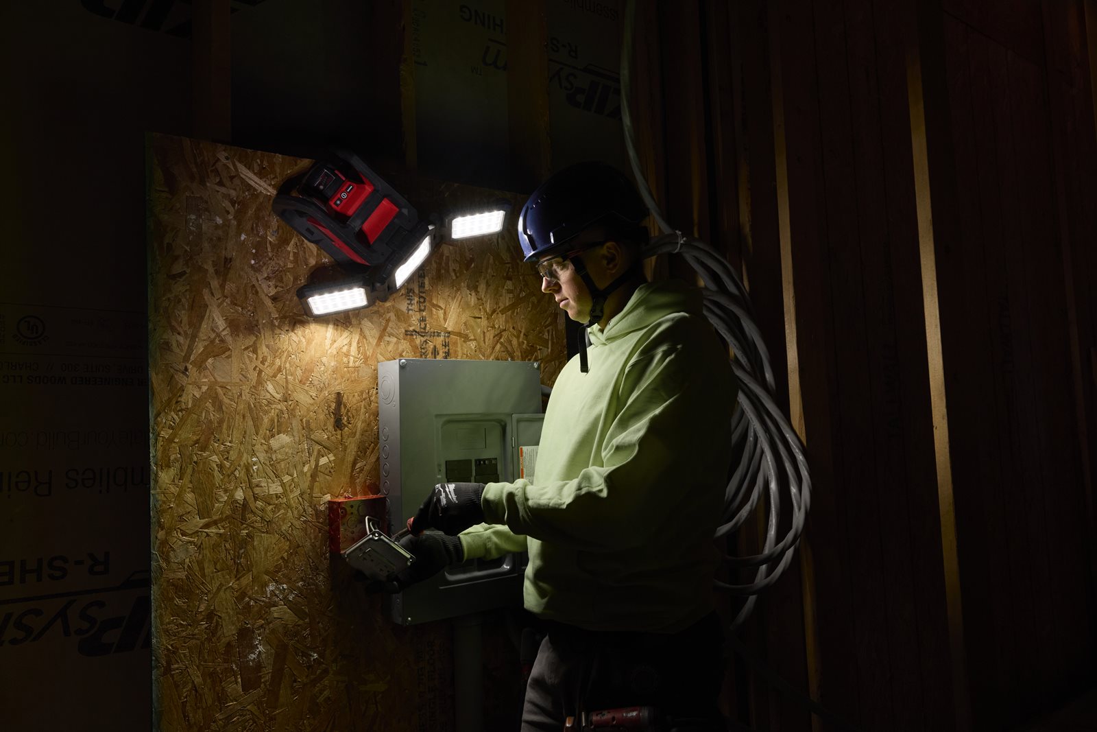 Proiector multidirecțional M18 Milwaukee M18 MDTL-0 - in utilizare 1