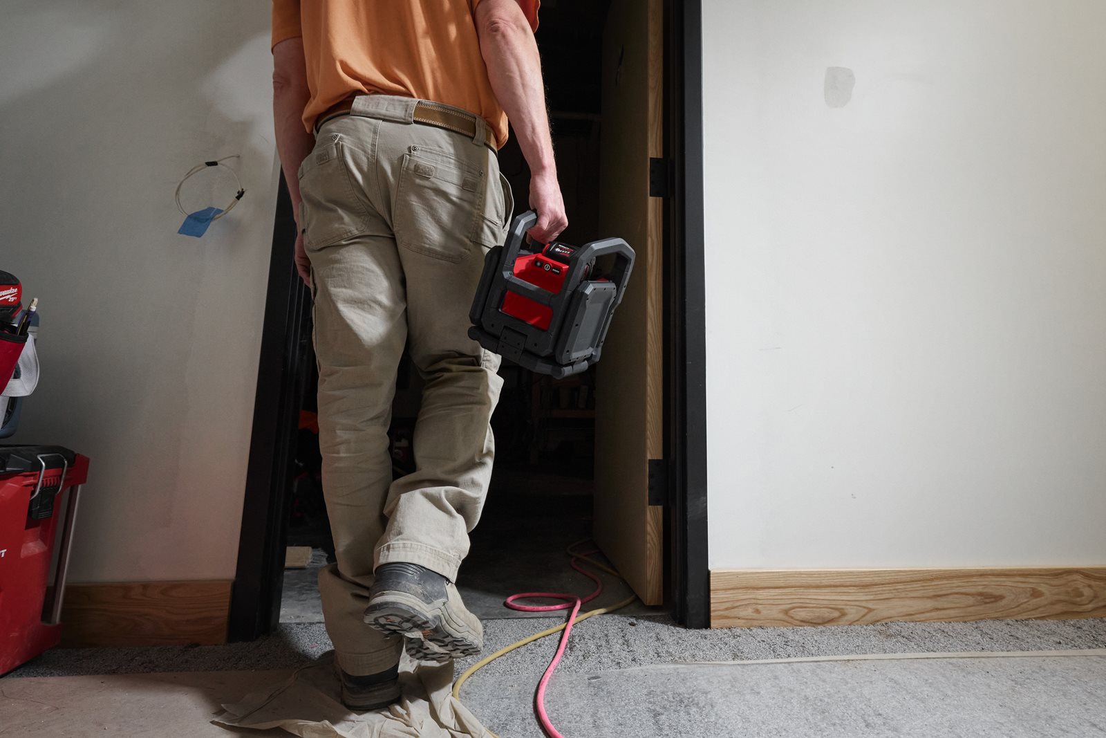 Proiector multidirecțional M18 Milwaukee M18 MDTL-0 - in utilizare 12