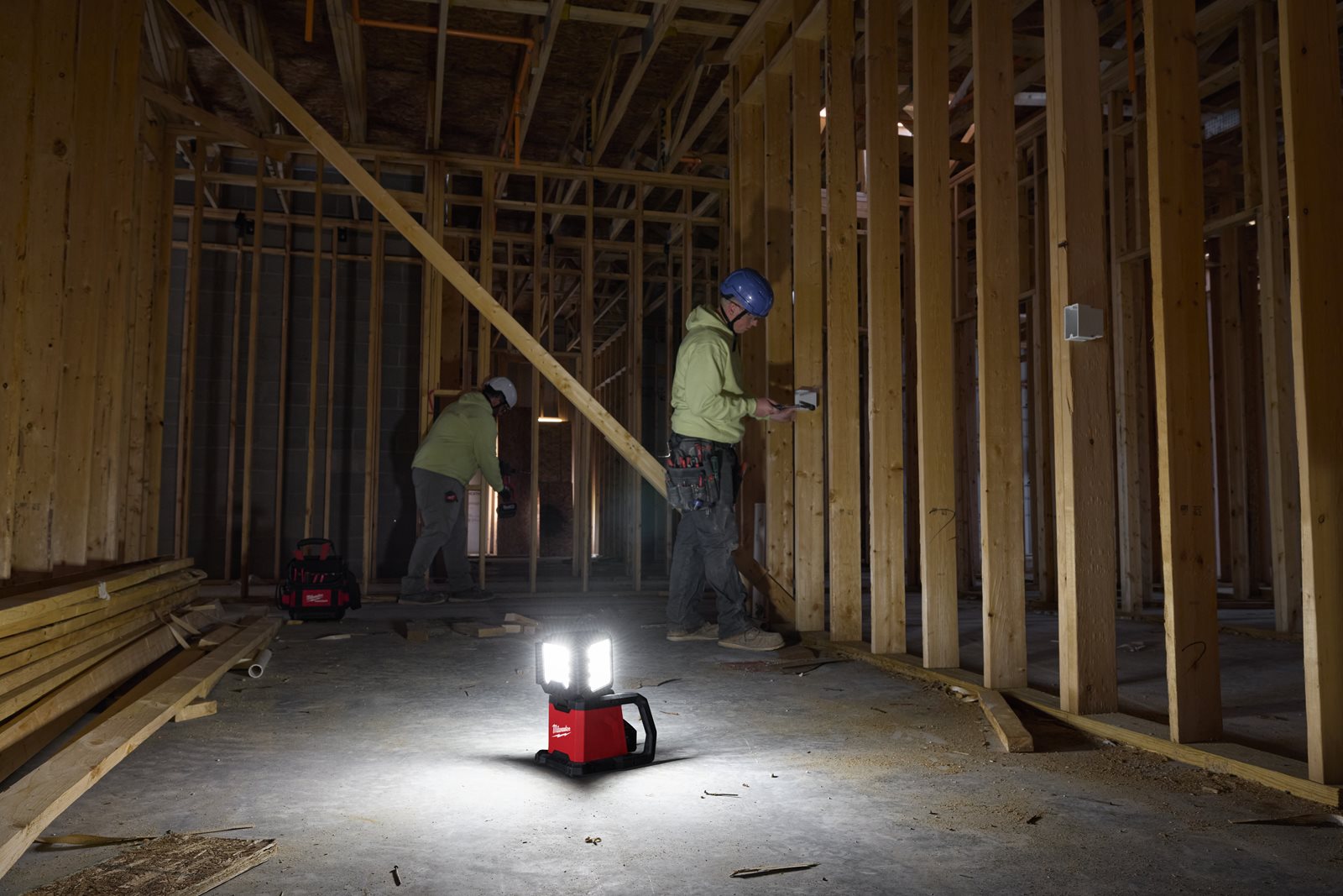 Proiector multidirecțional M18 Milwaukee M18 MDTL-0 - in utilizare 2