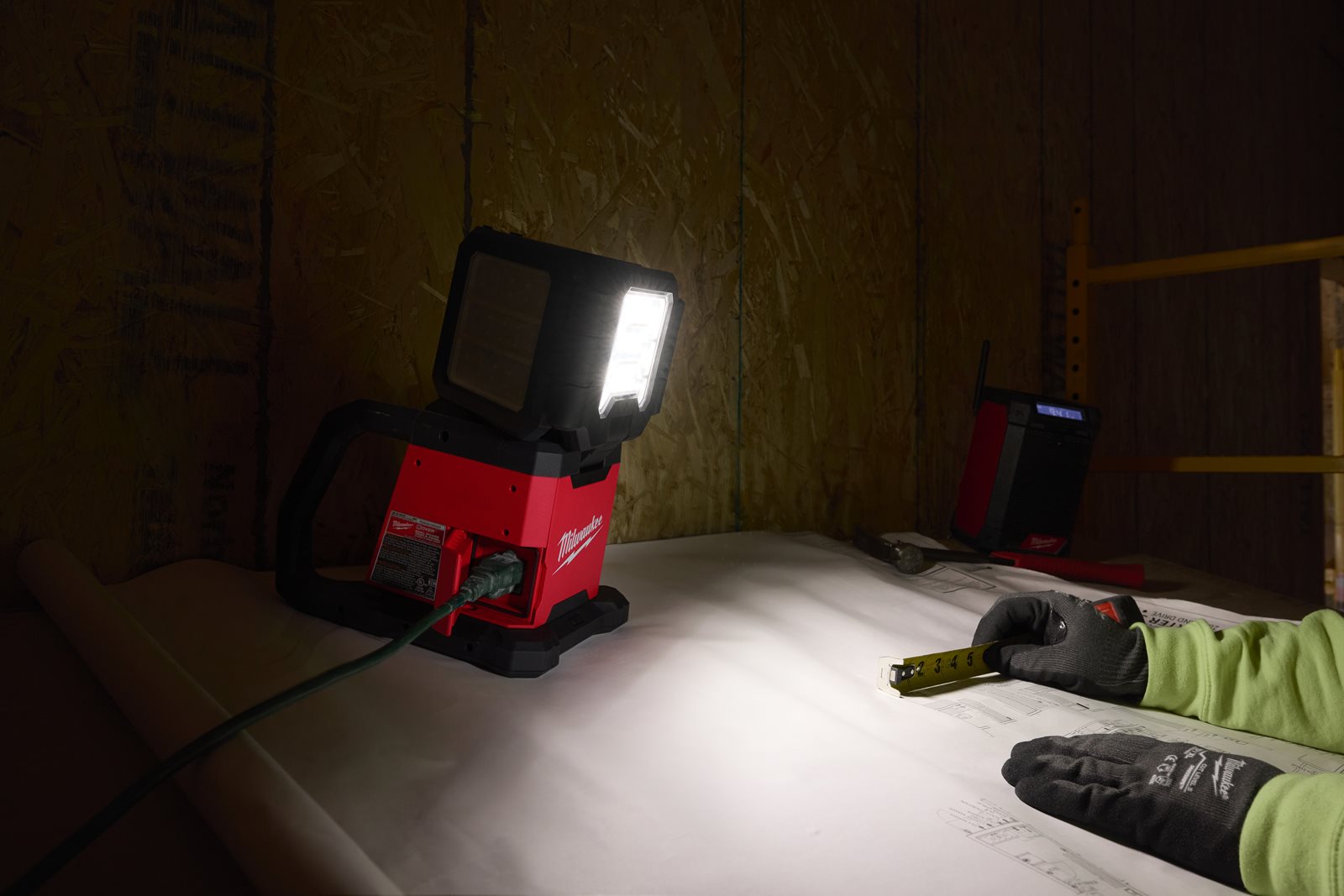 Proiector multidirecțional M18 Milwaukee M18 MDTL-0 - in utilizare 3