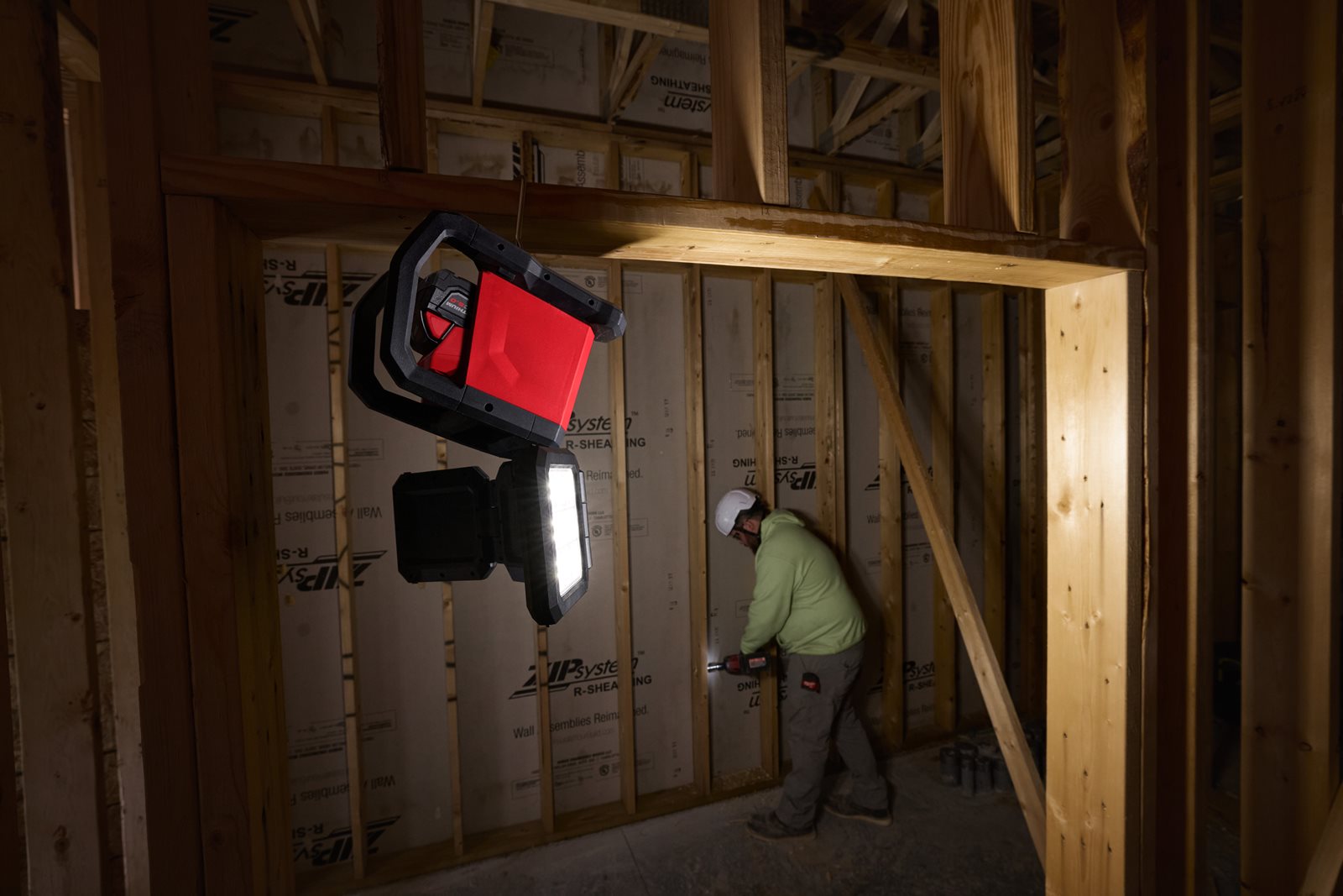 Proiector multidirecțional M18 Milwaukee M18 MDTL-0 - in utilizare 4