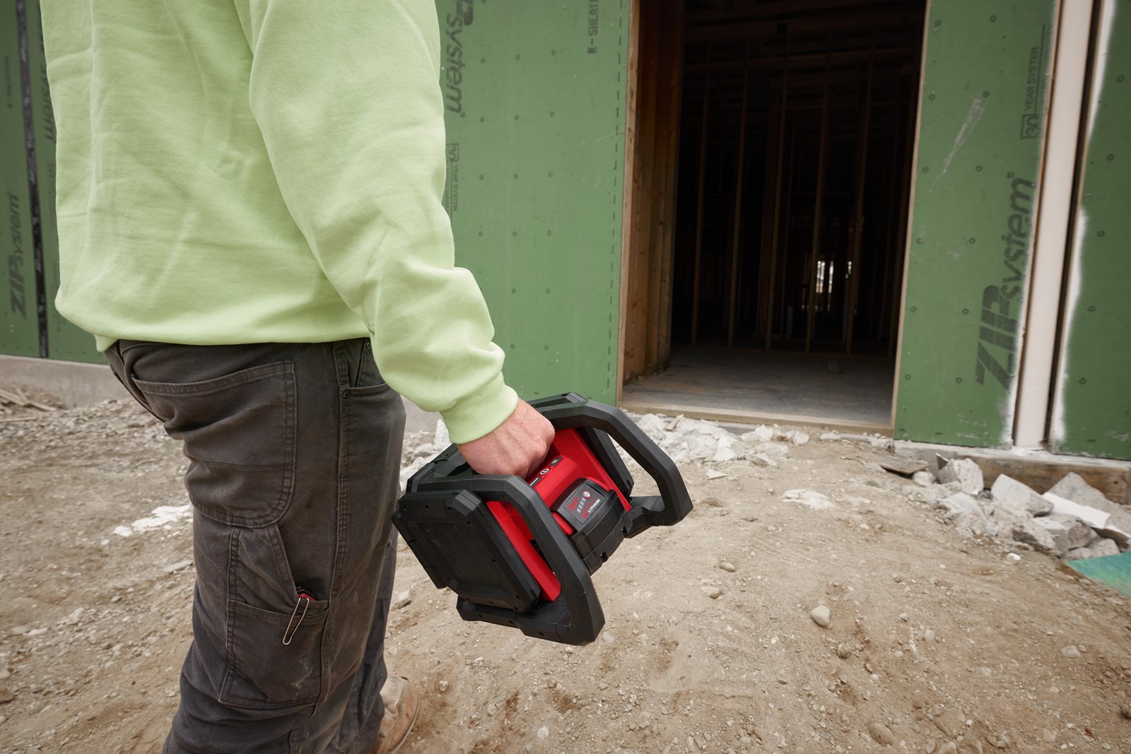 Proiector multidirecțional M18 Milwaukee M18 MDTL-0 - in utilizare 5