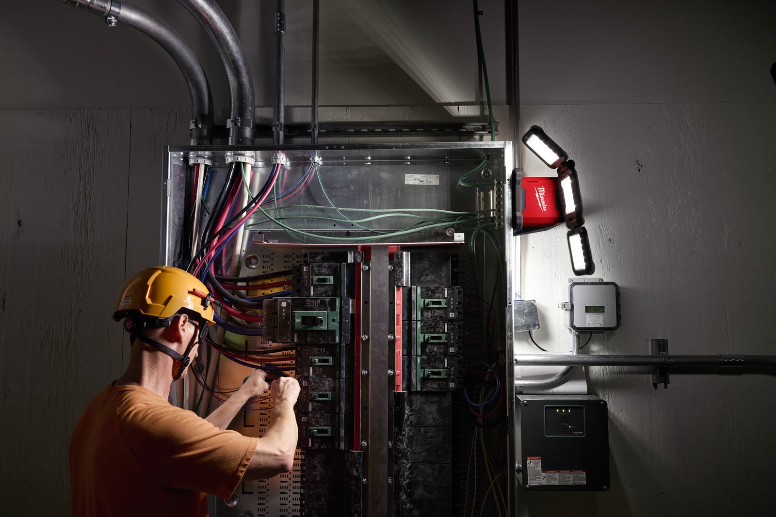 Proiector multidirecțional M18 Milwaukee M18 MDTL-0 - in utilizare 8