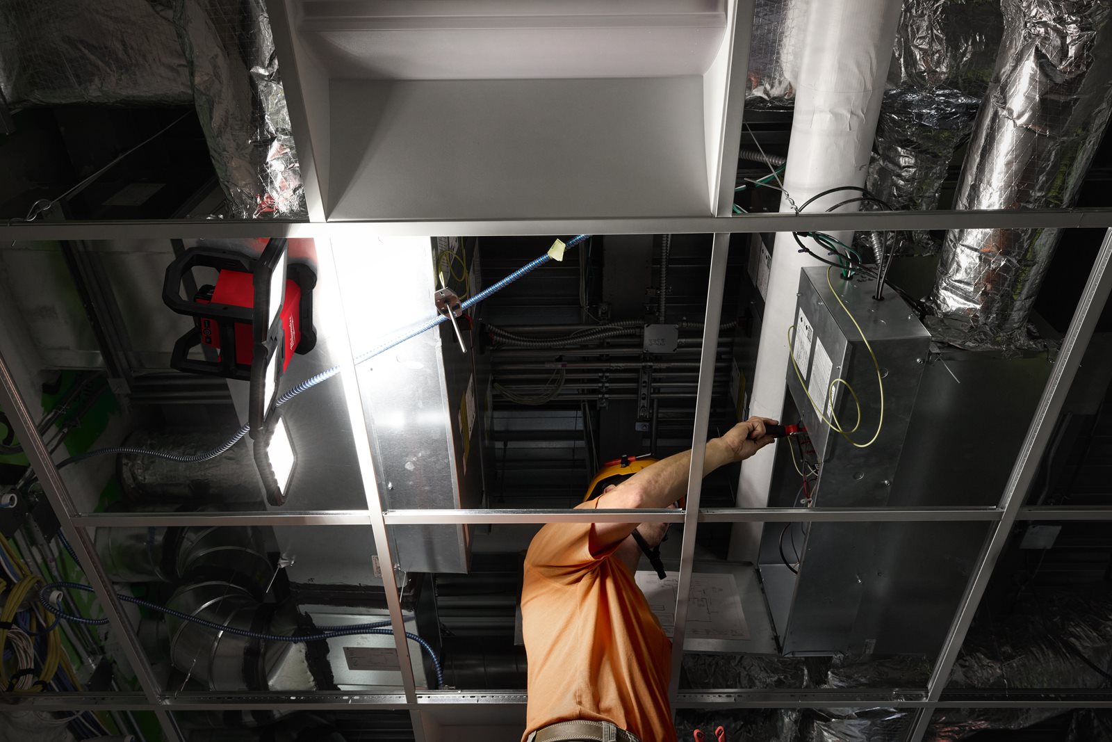 Proiector multidirecțional M18 Milwaukee M18 MDTL-0 - in utilizare 9