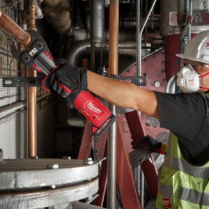 Presă M18 FORCE LOGIC ONE-KEY compactă cu motor fără perii Milwaukee M18 ONEBLHPT-0C - in utilizare 1