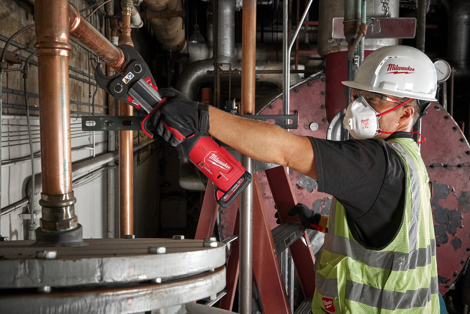 Presă M18 FORCE LOGIC ONE-KEY compactă cu motor fără perii Milwaukee M18 ONEBLHPT-0C - in utilizare 1