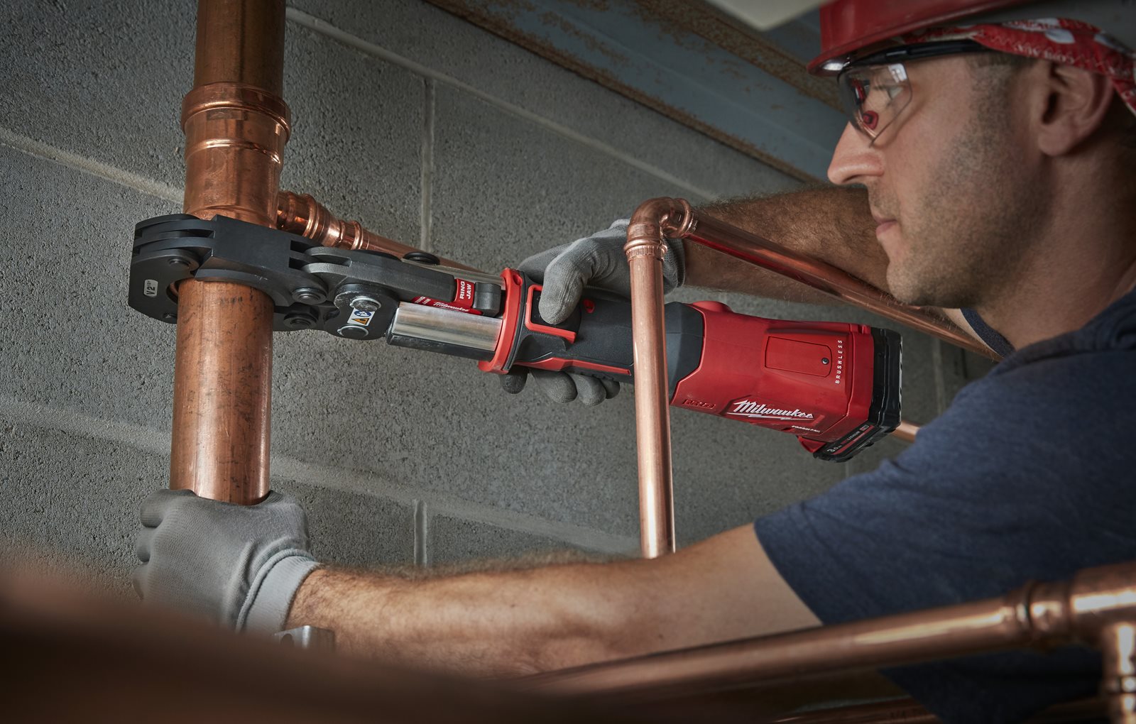 Presă M18 FORCE LOGIC ONE-KEY compactă cu motor fără perii Milwaukee M18 ONEBLHPT-0C - in utilizare 2