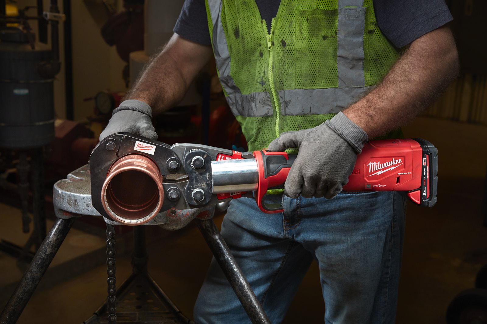 Presă M18 FORCE LOGIC ONE-KEY compactă cu motor fără perii Milwaukee M18 ONEBLHPT-0C - in utilizare 4