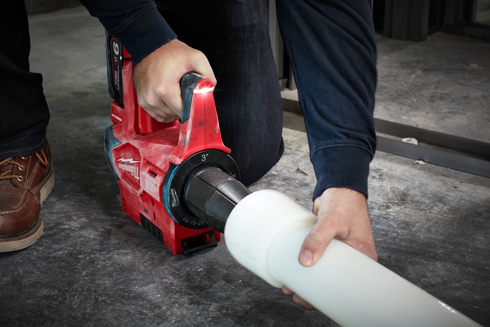 Dispozitiv hidraulic pentru expandat țevi UPONOR Q&E M18 ONE-KEY FORCE LOGIC Milwaukee M18 ONEBLPXPL-502C - in utilizare 1