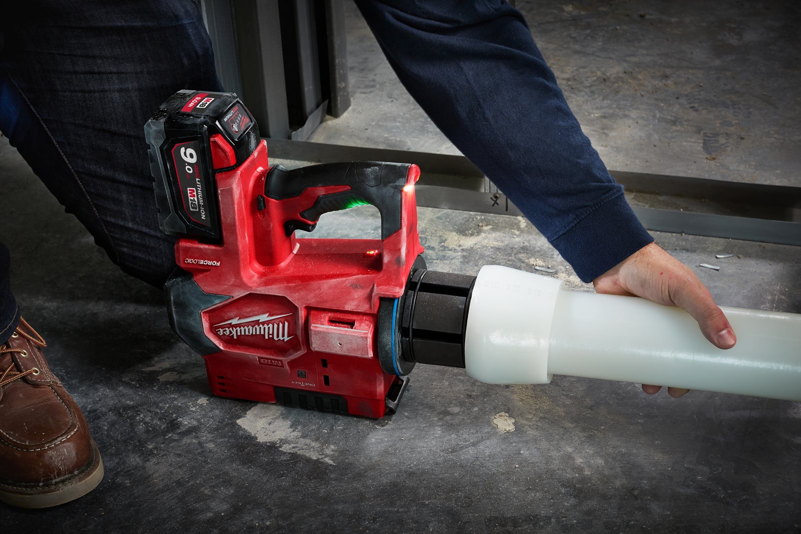 Dispozitiv hidraulic pentru expandat țevi UPONOR Q&E M18 ONE-KEY FORCE LOGIC Milwaukee M18 ONEBLPXPL-502C - in utilizare 2