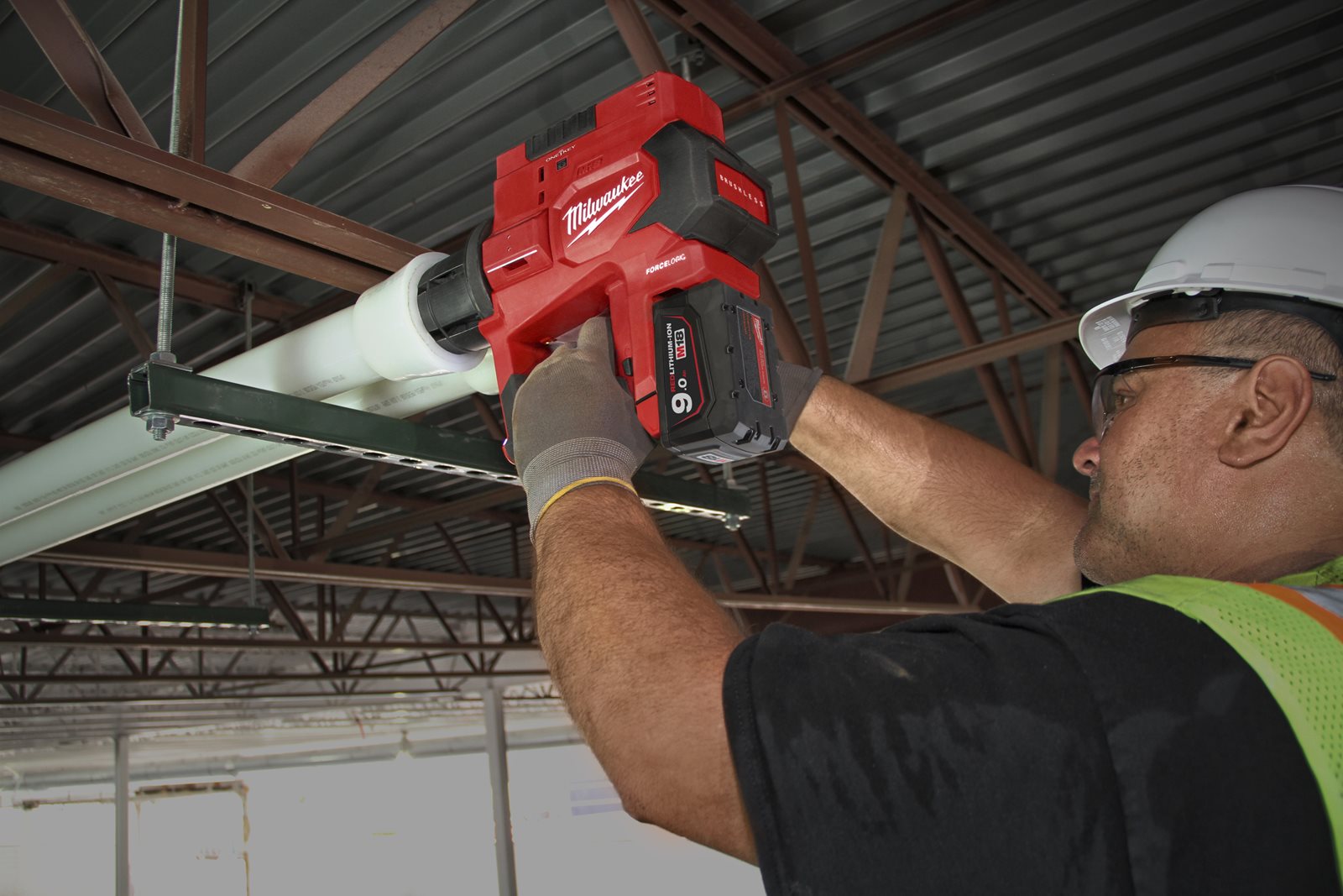 Dispozitiv hidraulic pentru expandat țevi UPONOR Q&E M18 ONE-KEY FORCE LOGIC Milwaukee M18 ONEBLPXPL-502C - in utilizare 3