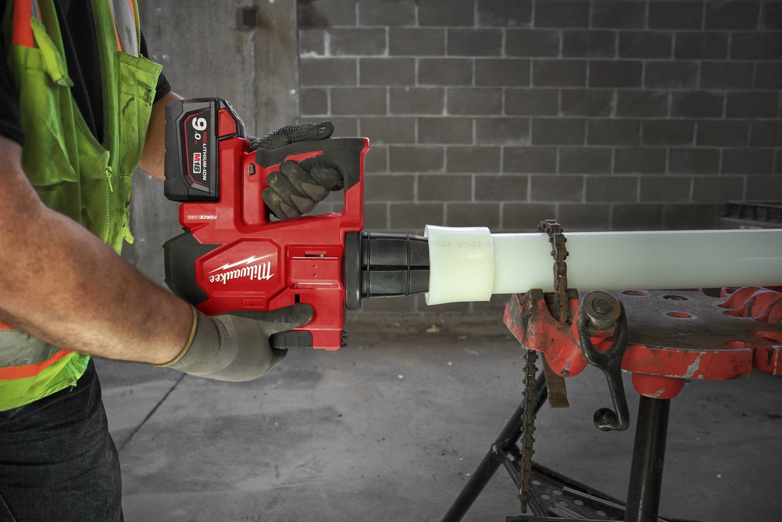 Dispozitiv hidraulic pentru expandat țevi UPONOR Q&E M18 ONE-KEY FORCE LOGIC Milwaukee M18 ONEBLPXPL-502C - in utilizare 5