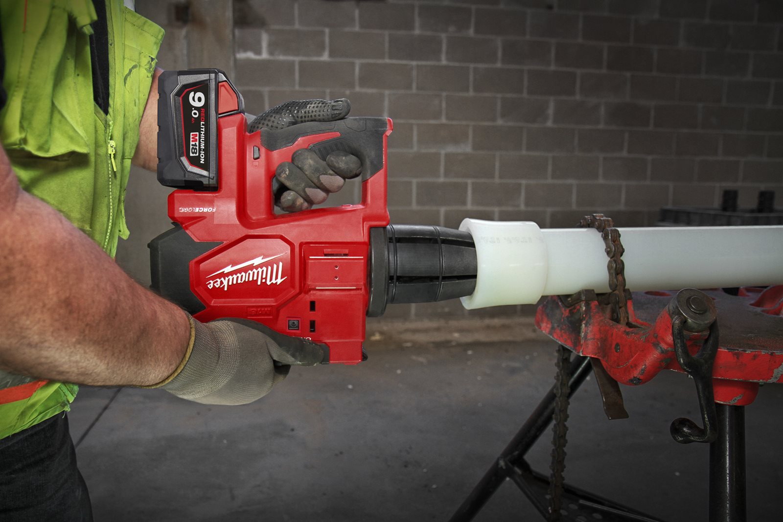 Dispozitiv hidraulic pentru expandat țevi UPONOR Q&E M18 ONE-KEY FORCE LOGIC Milwaukee M18 ONEBLPXPL-502C - in utilizare 6