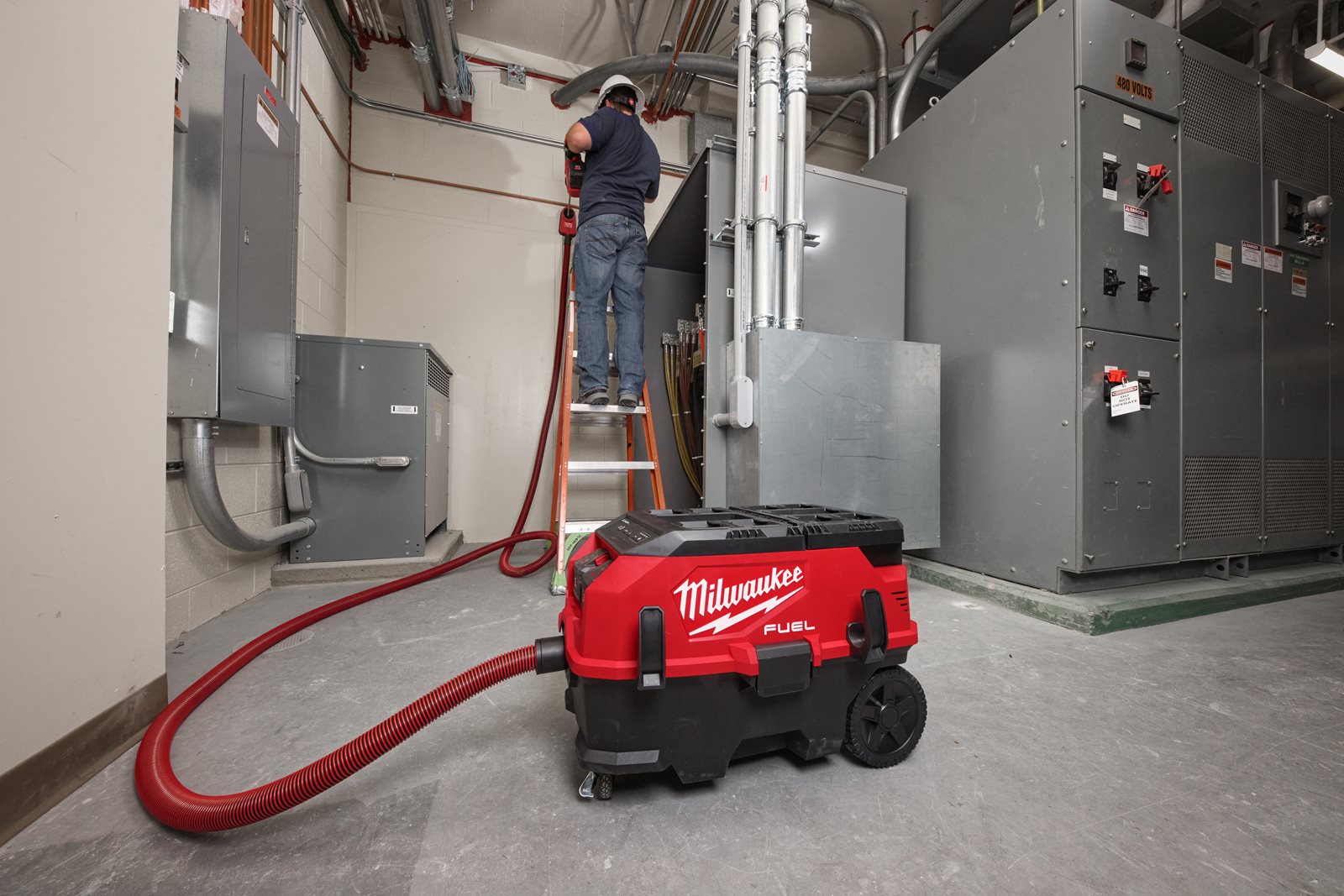 Aspirator, clasa M M18 FUEL AC/DC cu VACLINK Milwaukee M18 ONEF2VC34M-0 - in utilizare 14