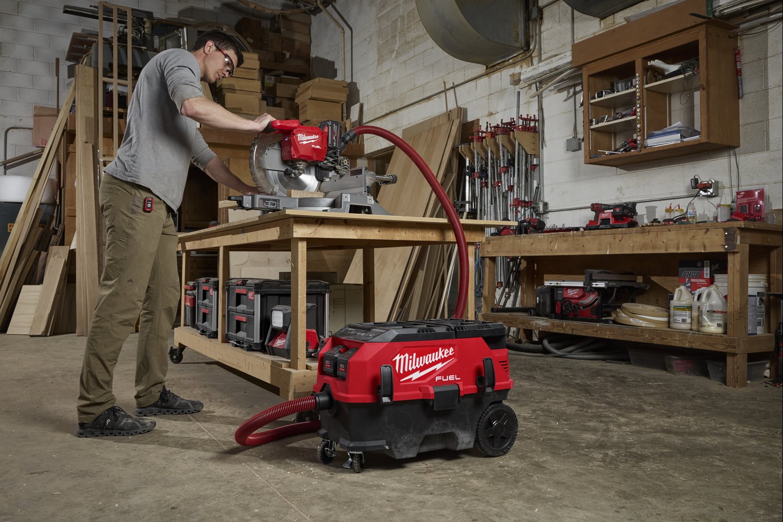 Aspirator, clasa M M18 FUEL AC/DC cu VACLINK Milwaukee M18 ONEF2VC34M-0 - in utilizare 15