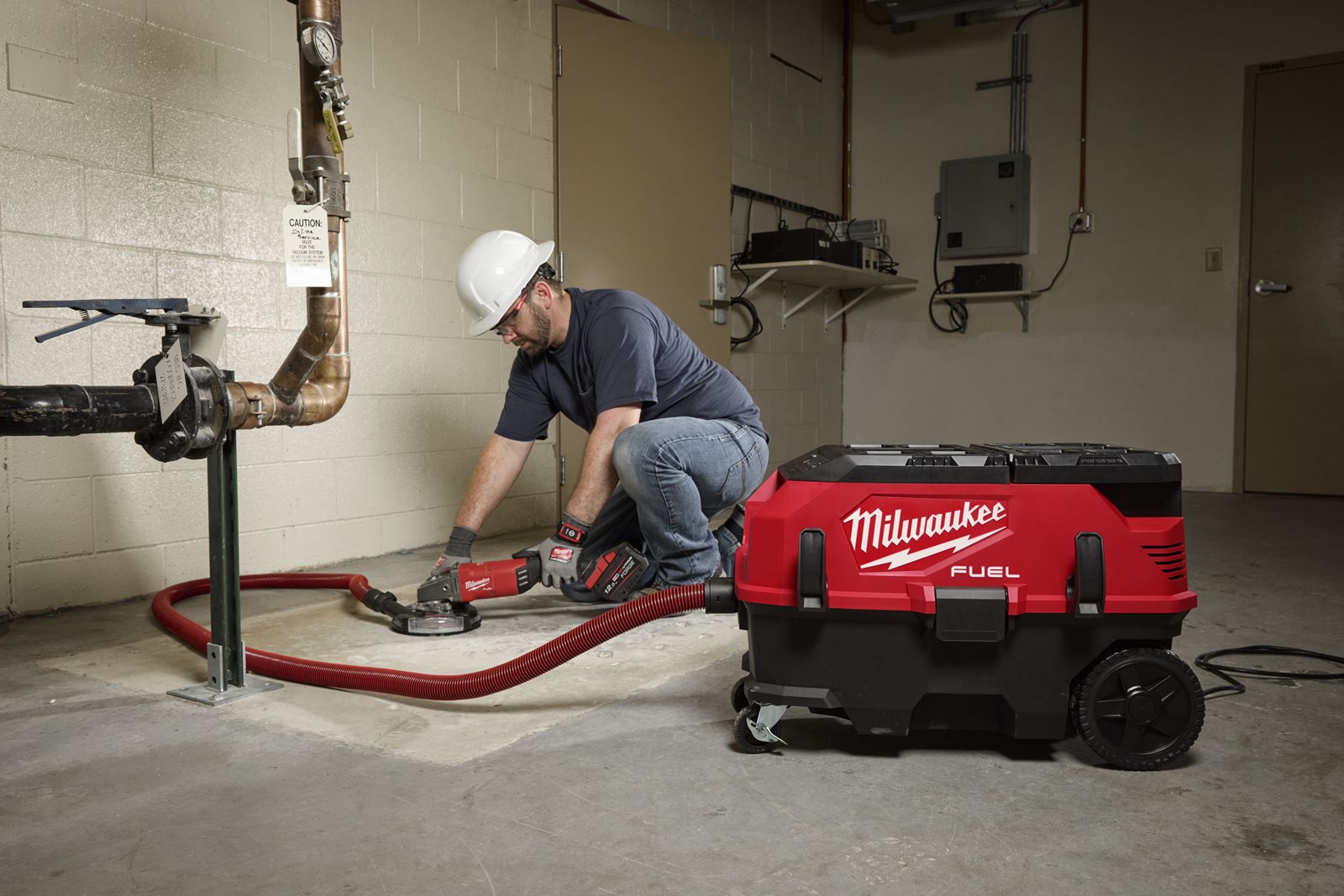 Aspirator, clasa M M18 FUEL AC/DC cu VACLINK Milwaukee M18 ONEF2VC34M-0 - in utilizare 16