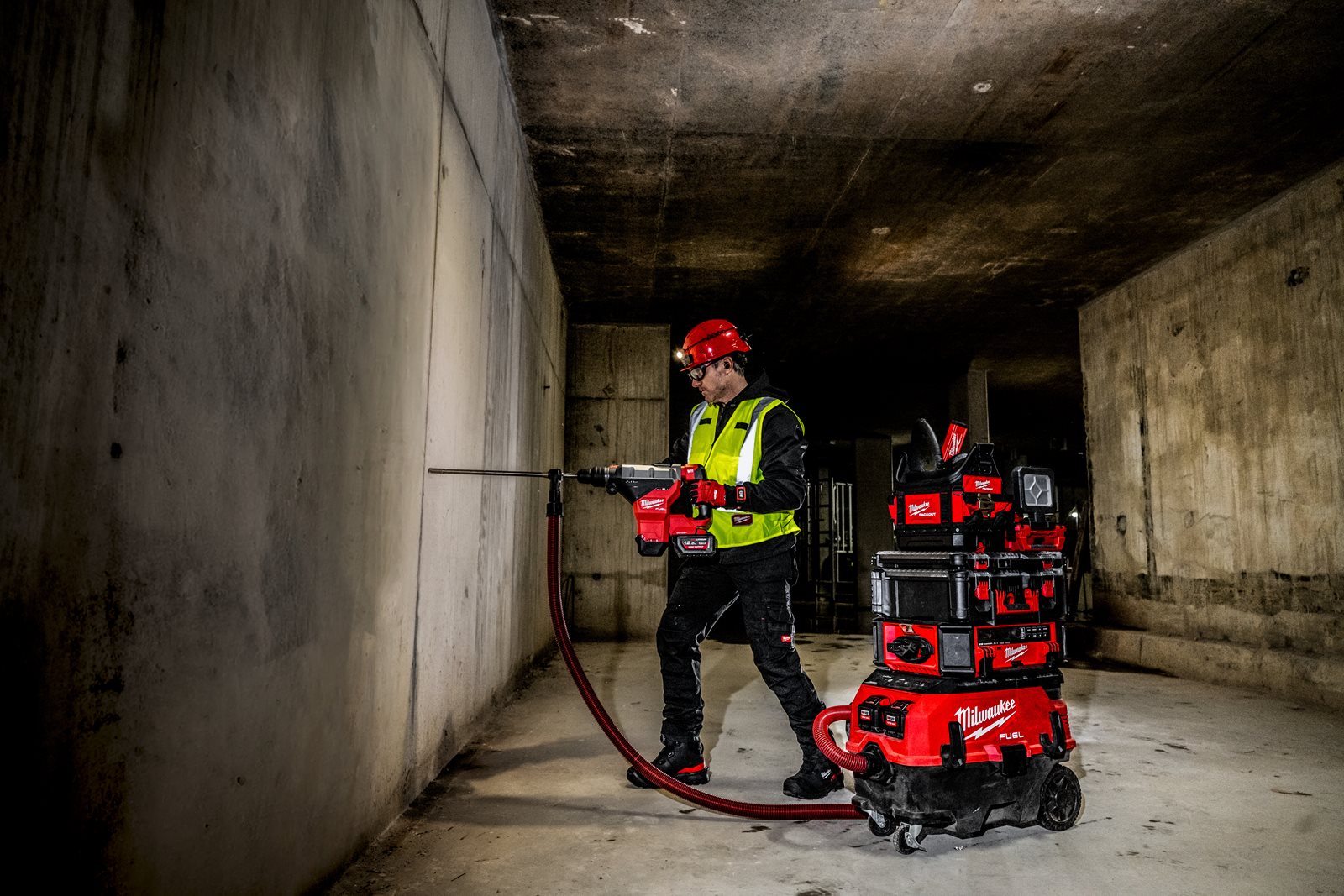 Aspirator, clasa M M18 FUEL AC/DC cu VACLINK Milwaukee M18 ONEF2VC34M-0 - in utilizare 2
