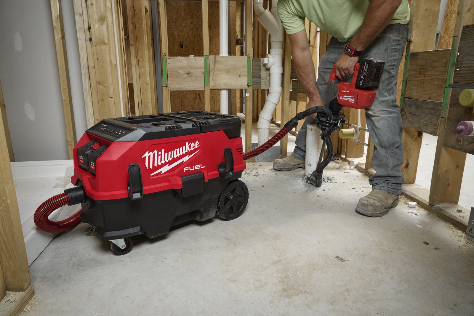 Aspirator, clasa M M18 FUEL AC/DC cu VACLINK Milwaukee M18 ONEF2VC34M-0 - in utilizare 20
